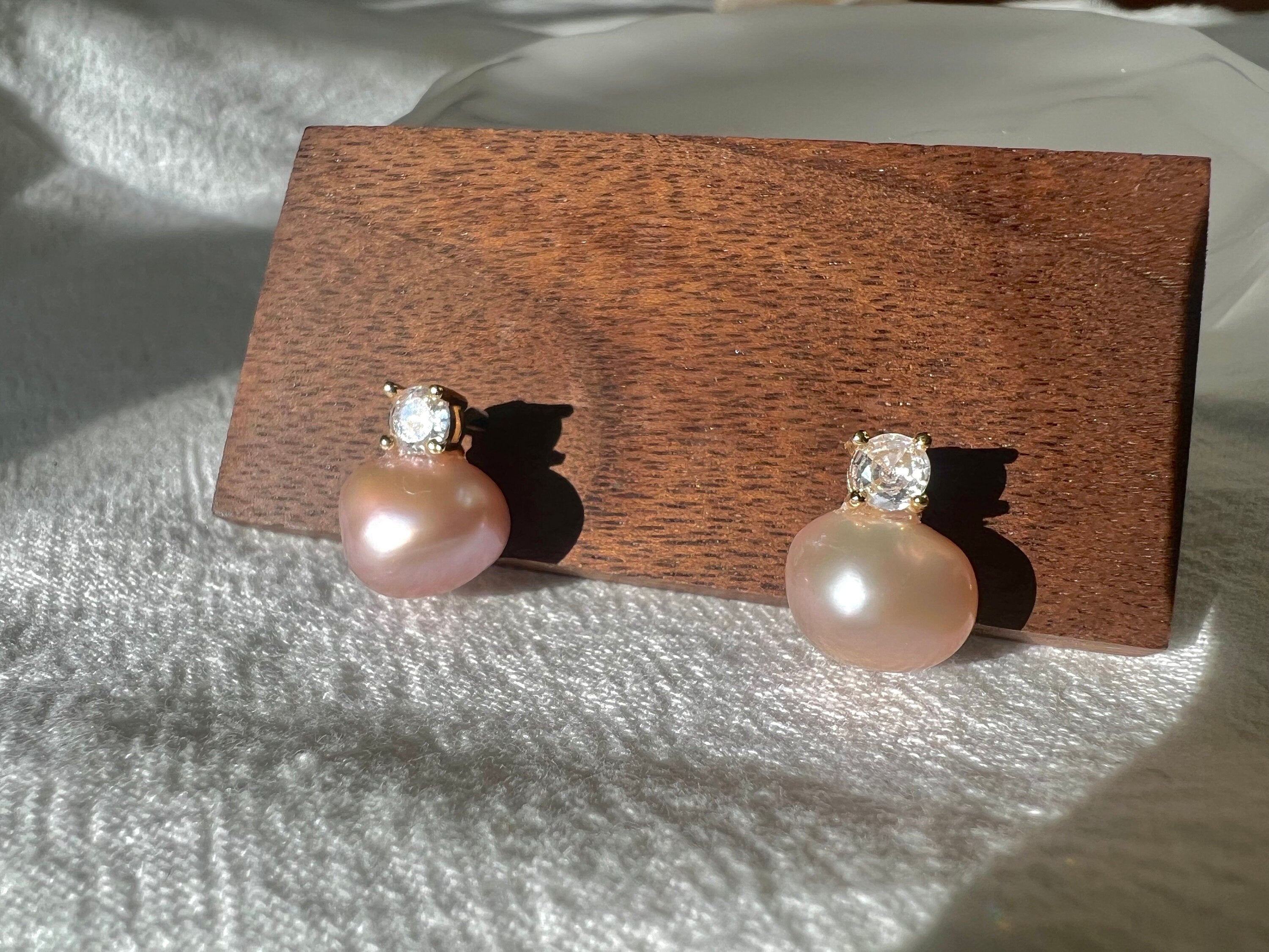 14K gold clip on baroque pearl diamond earring. No pain earring. Minimalist pearl earring. Pearl climber earrings. No piercing earring.