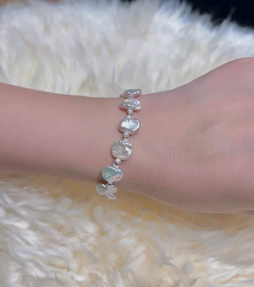 14K gold filled High quality luster baroque AAAA Keshi pearl Top bracelet. Metallic reflection bracelet. Minimalist bracelet. Gift for her.