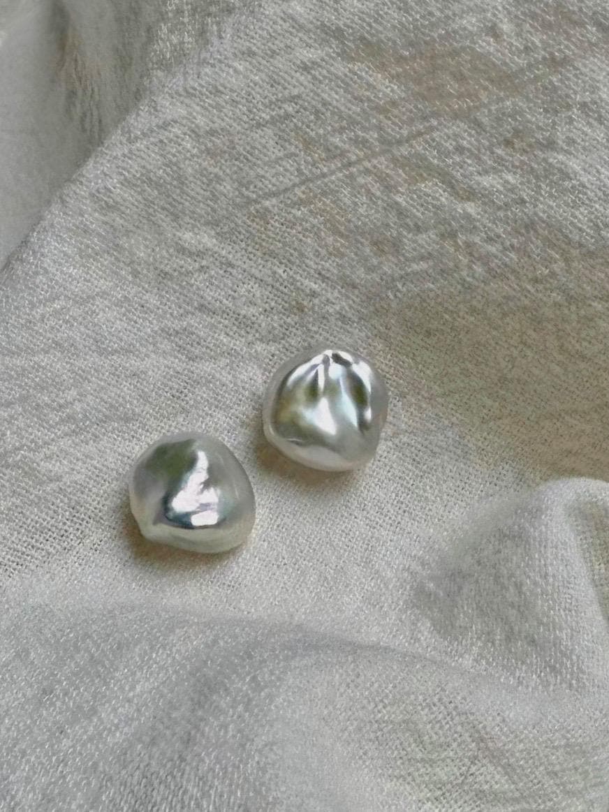 keshi freshwater pearl stud earring. Tiny pearl ear studs. Dainty baroque pearl earring. Everyday earring. Gift for her