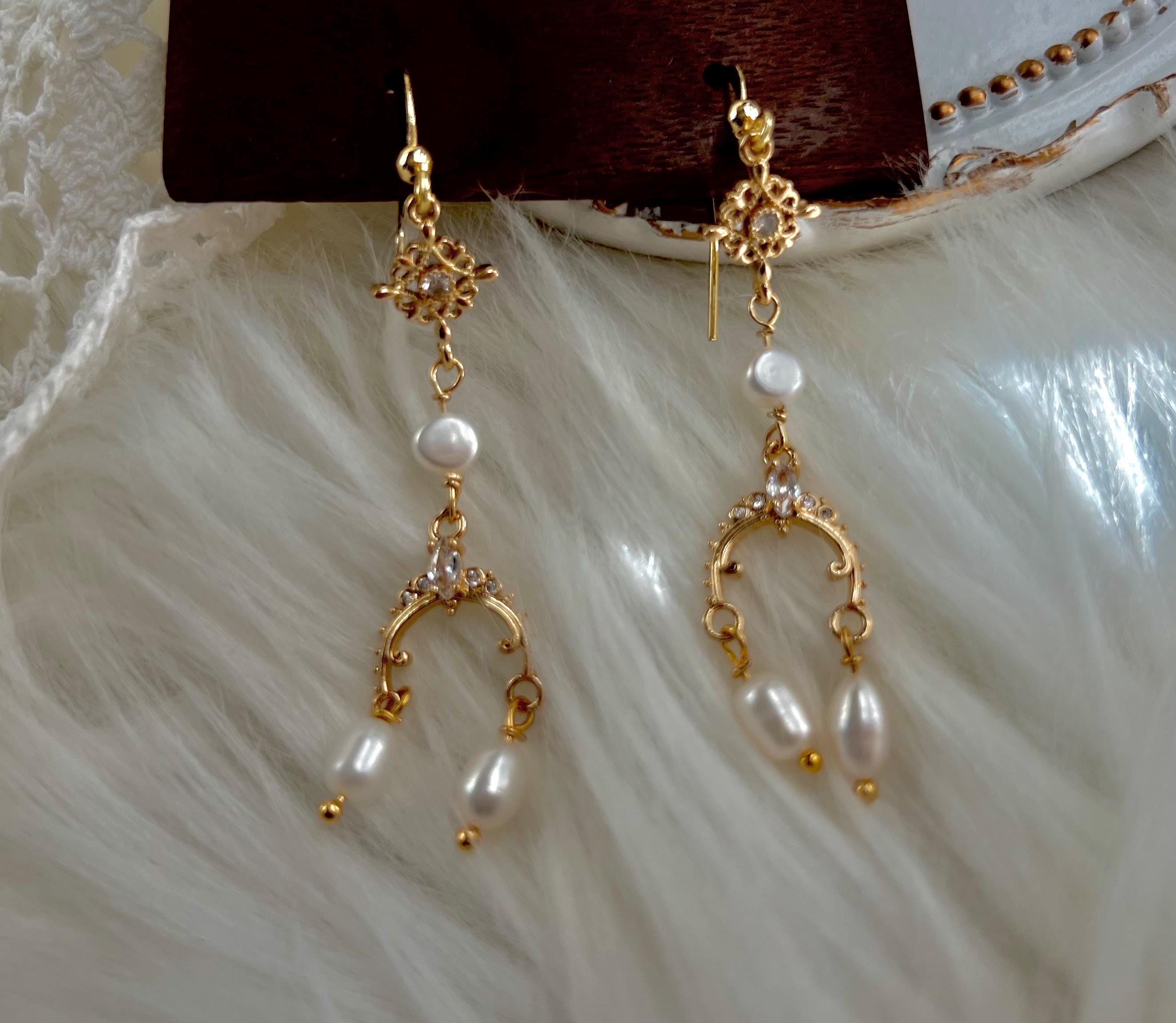 Vintage style freshwater pearl filigree earring. Asymmetric earring. Bridesmaid gift. Boho wedding pearl earring. Gift for her.