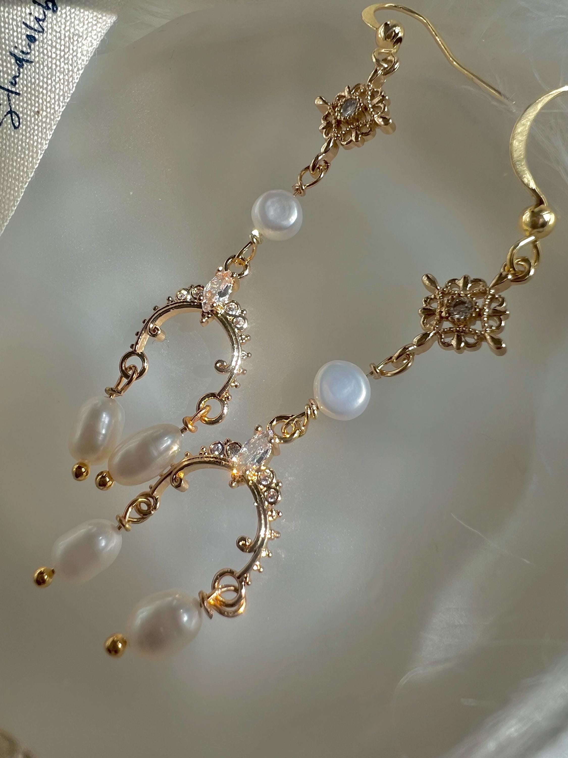 Vintage style freshwater pearl filigree earring. Asymmetric earring. Bridesmaid gift. Boho wedding pearl earring. Gift for her.