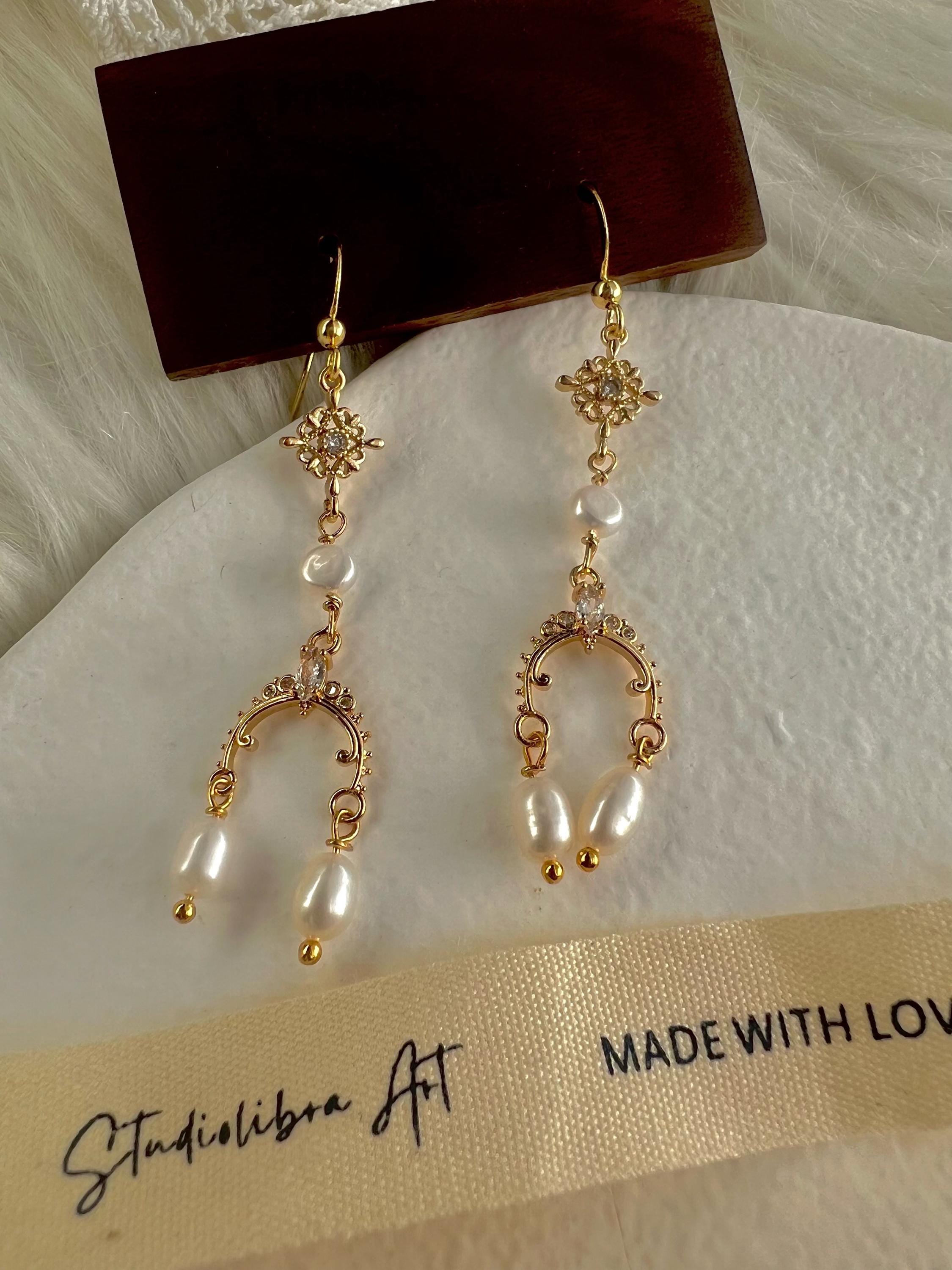 Vintage style freshwater pearl filigree earring. Asymmetric earring. Bridesmaid gift. Boho wedding pearl earring. Gift for her.