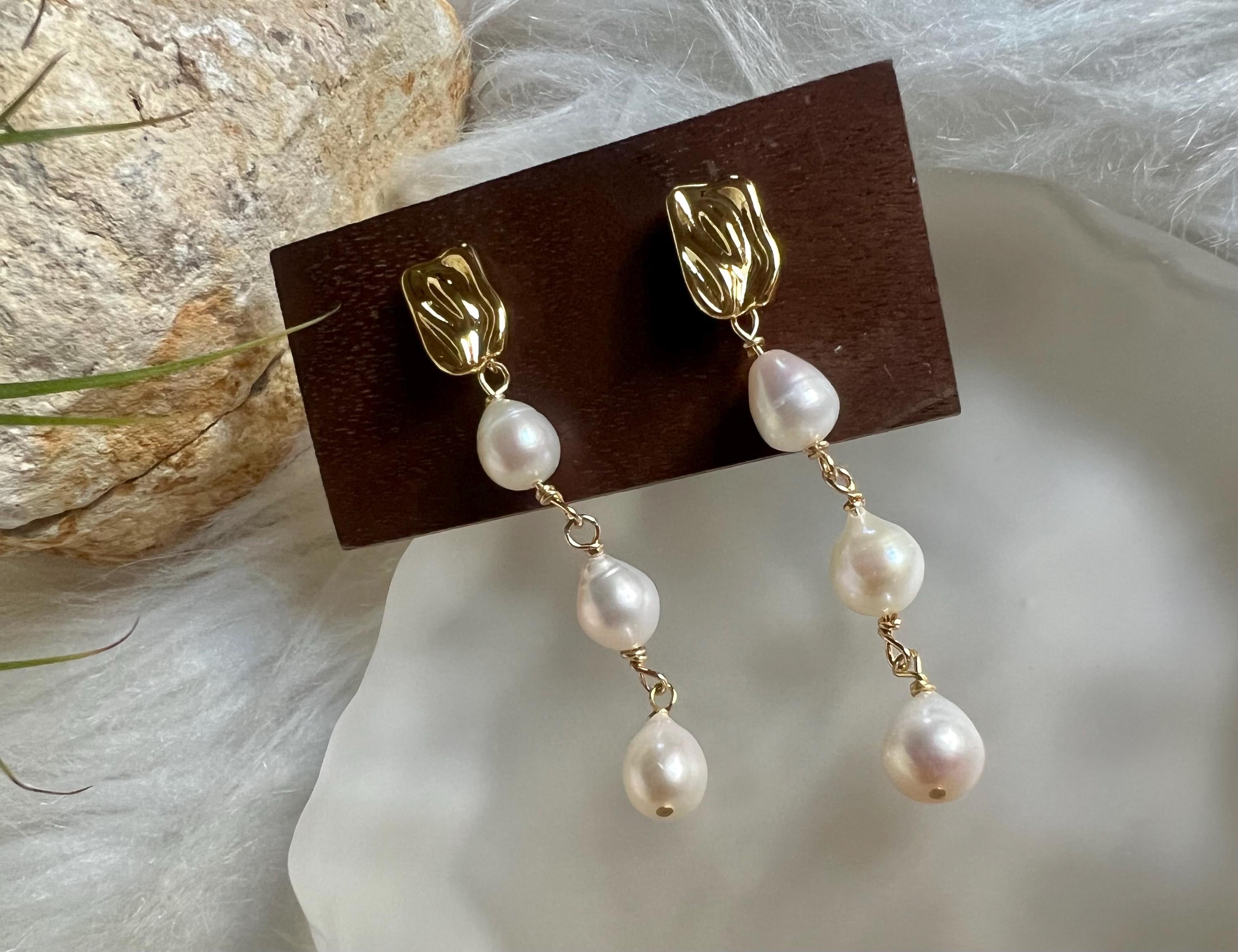 Chic freshwater small baroque pearl clip-on nugget unbalanced dangle earring. Comfortable Non pierced ear clip. Bridal earring. Gift for her