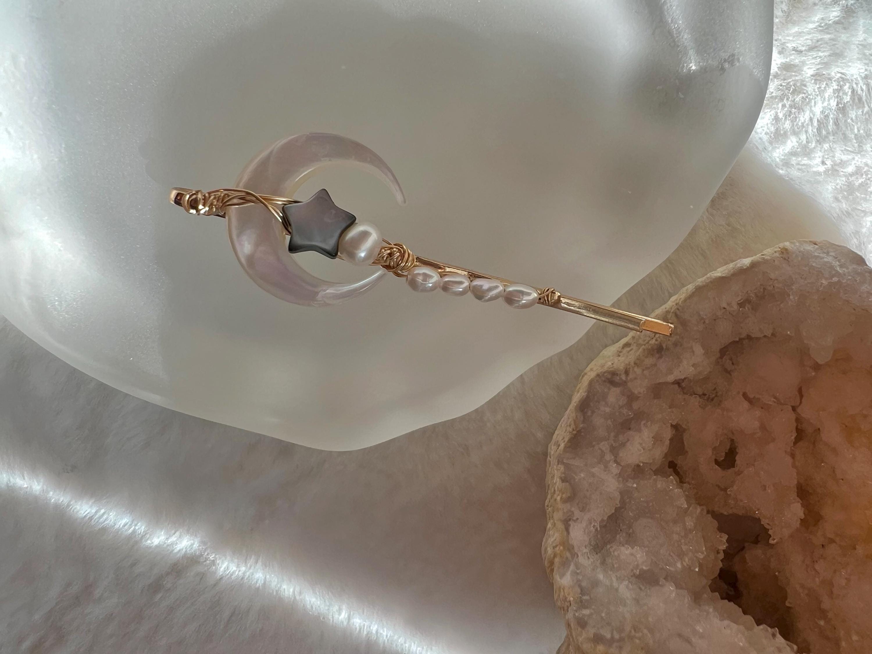 Freshwater pearl mother of the pearl moon hair clip. Barrette clip. Handmade pearl hair accessories. Pearl hair clasp. Hair slides.