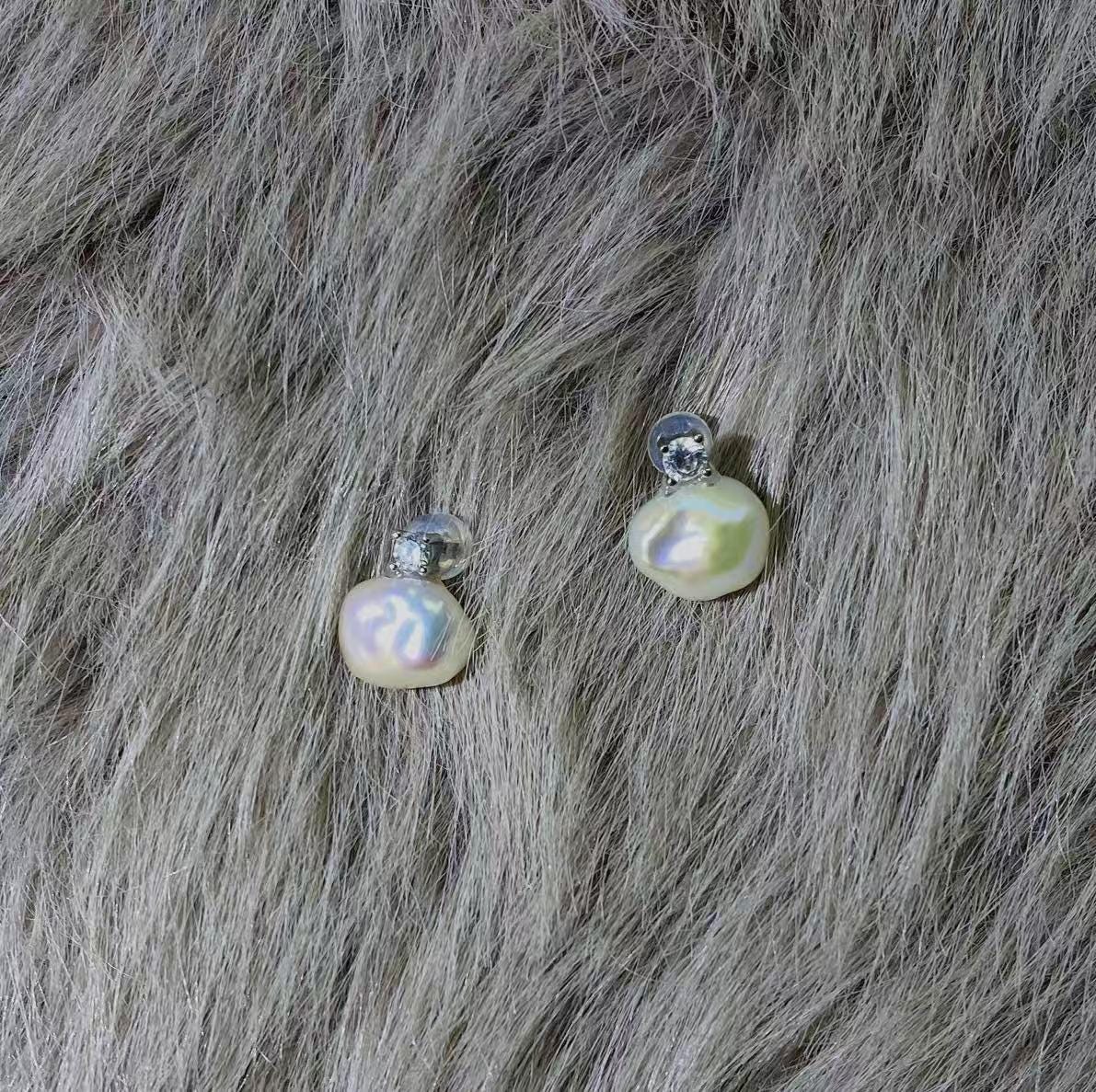 14K gold clip on baroque pearl diamond earring. No pain earring. Minimalist pearl earring. Pearl climber earrings. No piercing earring.