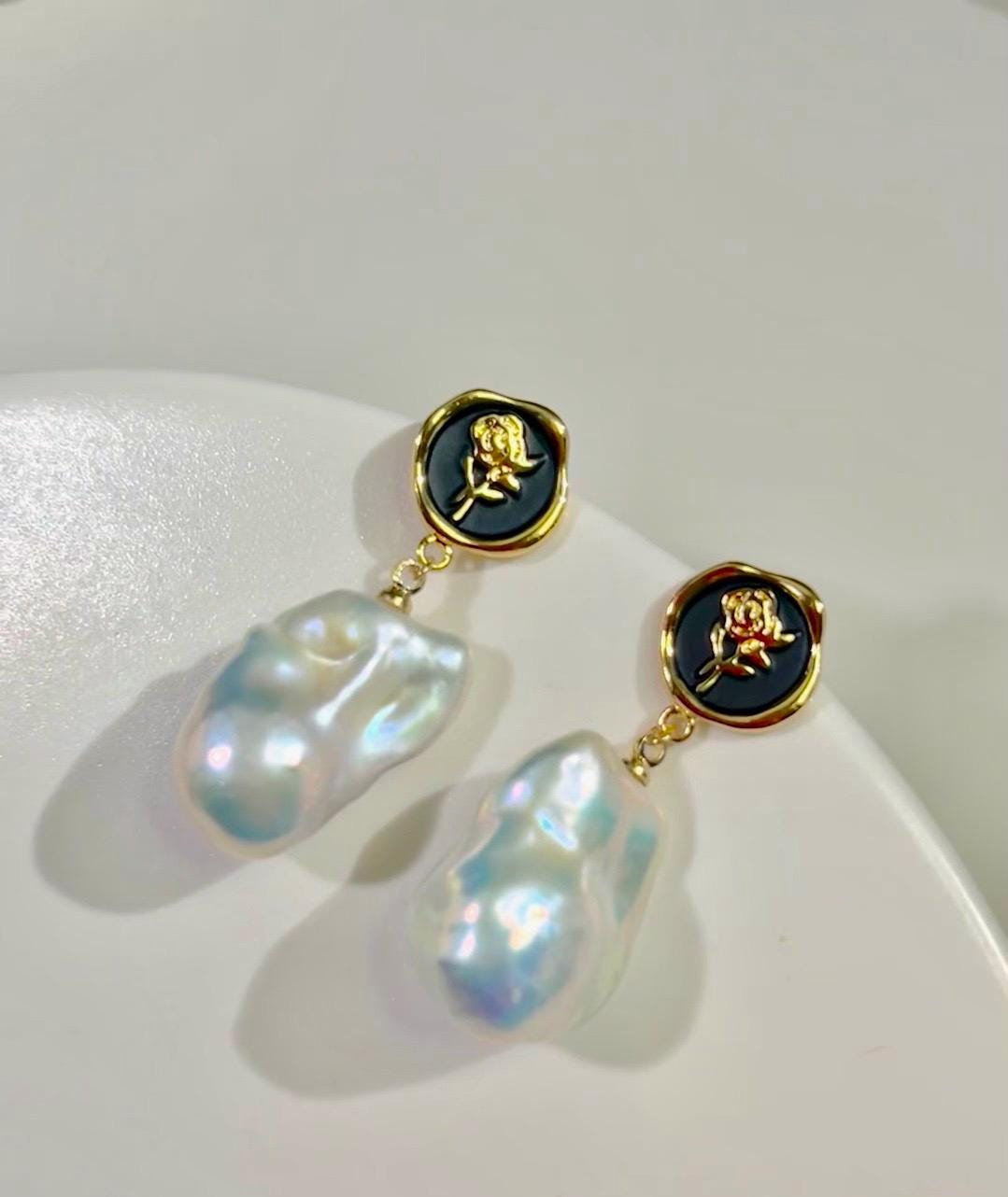 Baroque freshwater pearl vintage earrings. No piercing earrings. Wedding earring. Rose earrings . Chic pearl earrings.