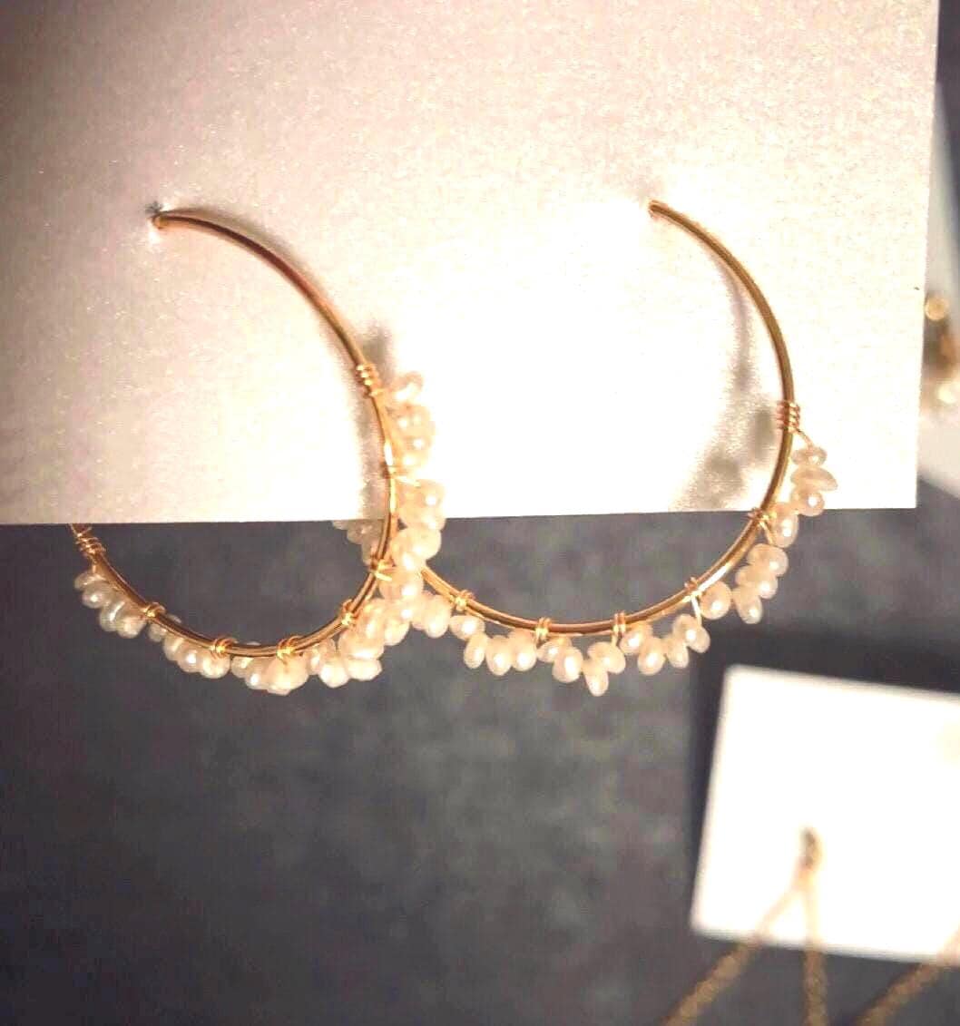 Baby freshwater pearl wire wrapped hoops earring. Elegant huggie earring. Vintage style earring. Pearl lace earring. Bridal earrings
