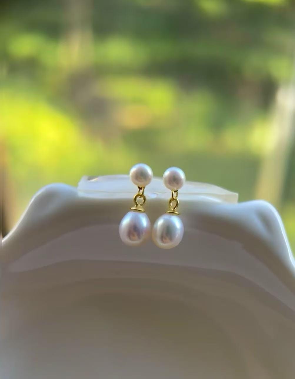 14K gold filled clip on freshwater pearl earring. No pain earring. Minimalist pearl earring. Pearl dangle earrings. No piercing earring.