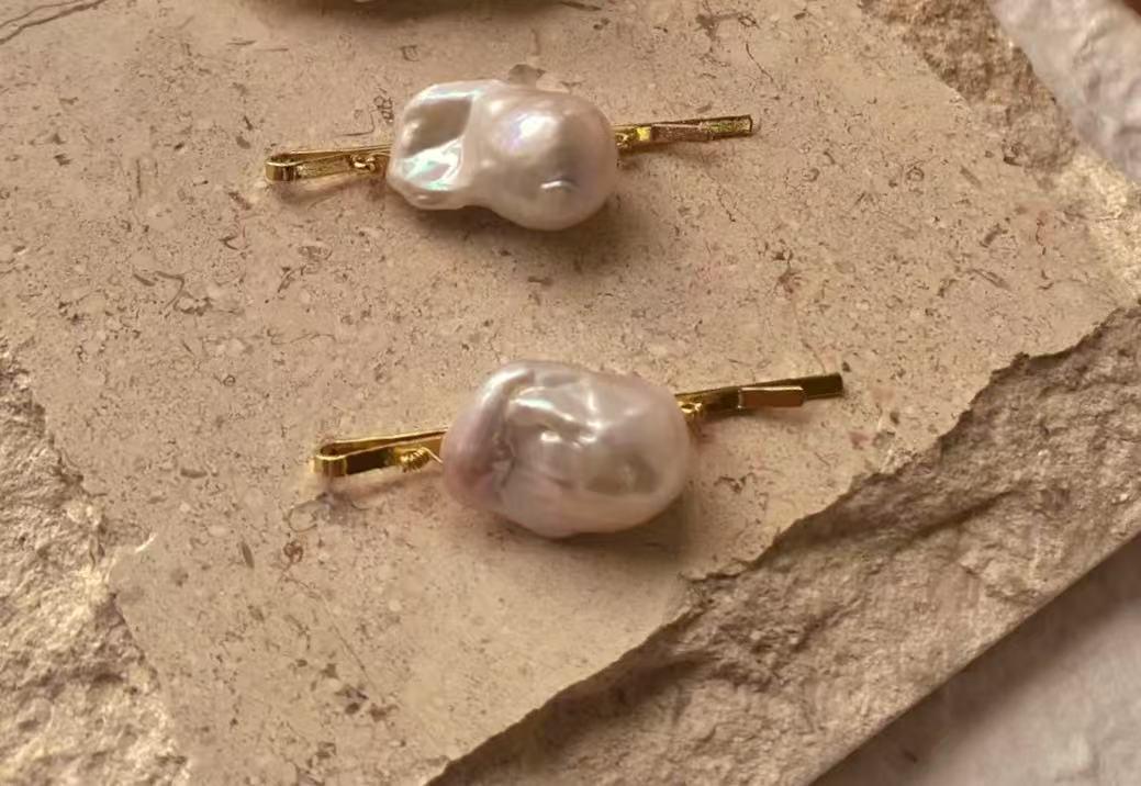 14K gold plated natural big baroque pearl hair clip. Hair slide. Wedding barrettes. Boho minimalist hair accessories. Pearl hair clasp