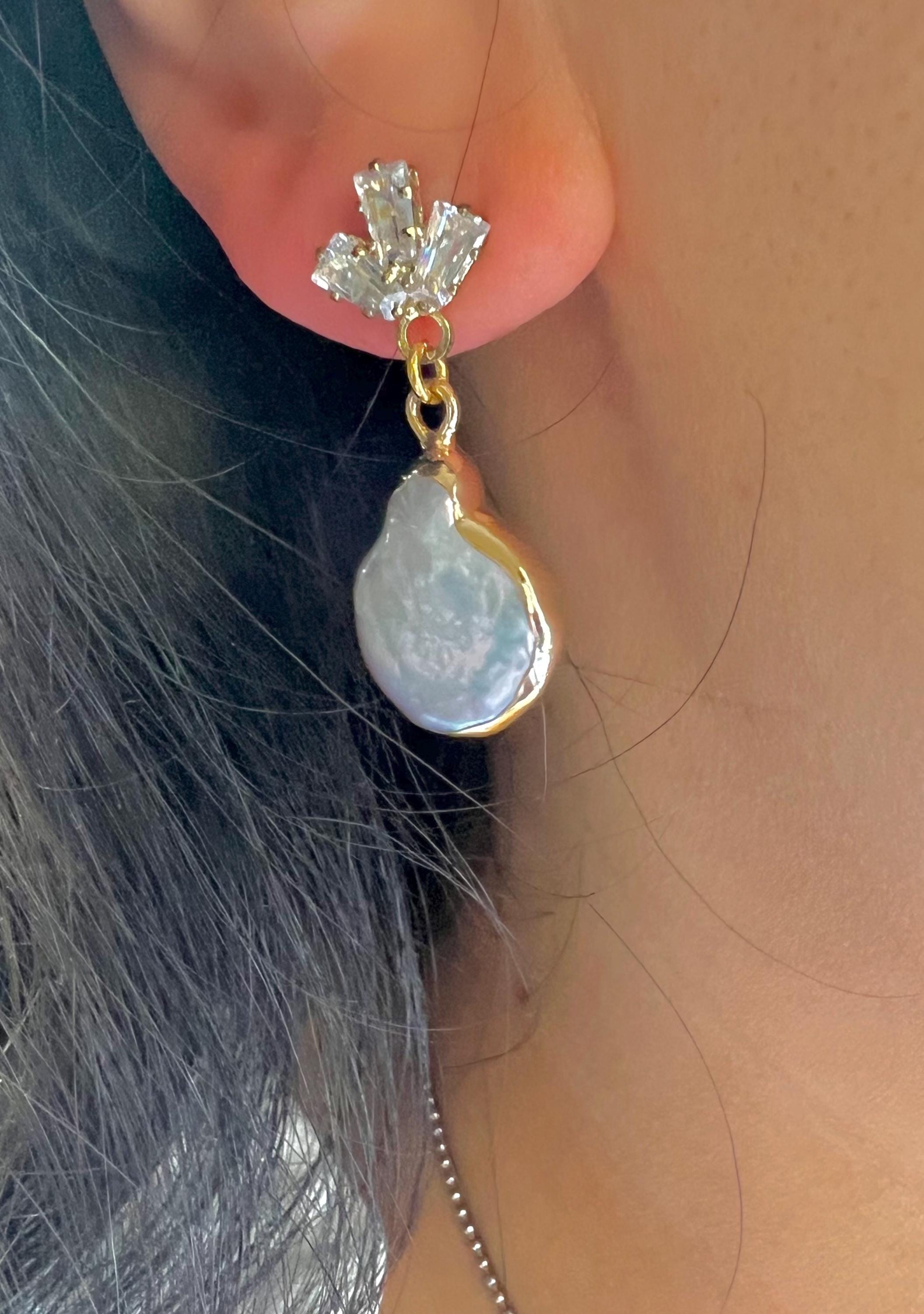14K gold High quality luster genuine baroque pearl earrings. Dainty irregular pearl earrings. Vintage pearl earrings. Bridal earrings.