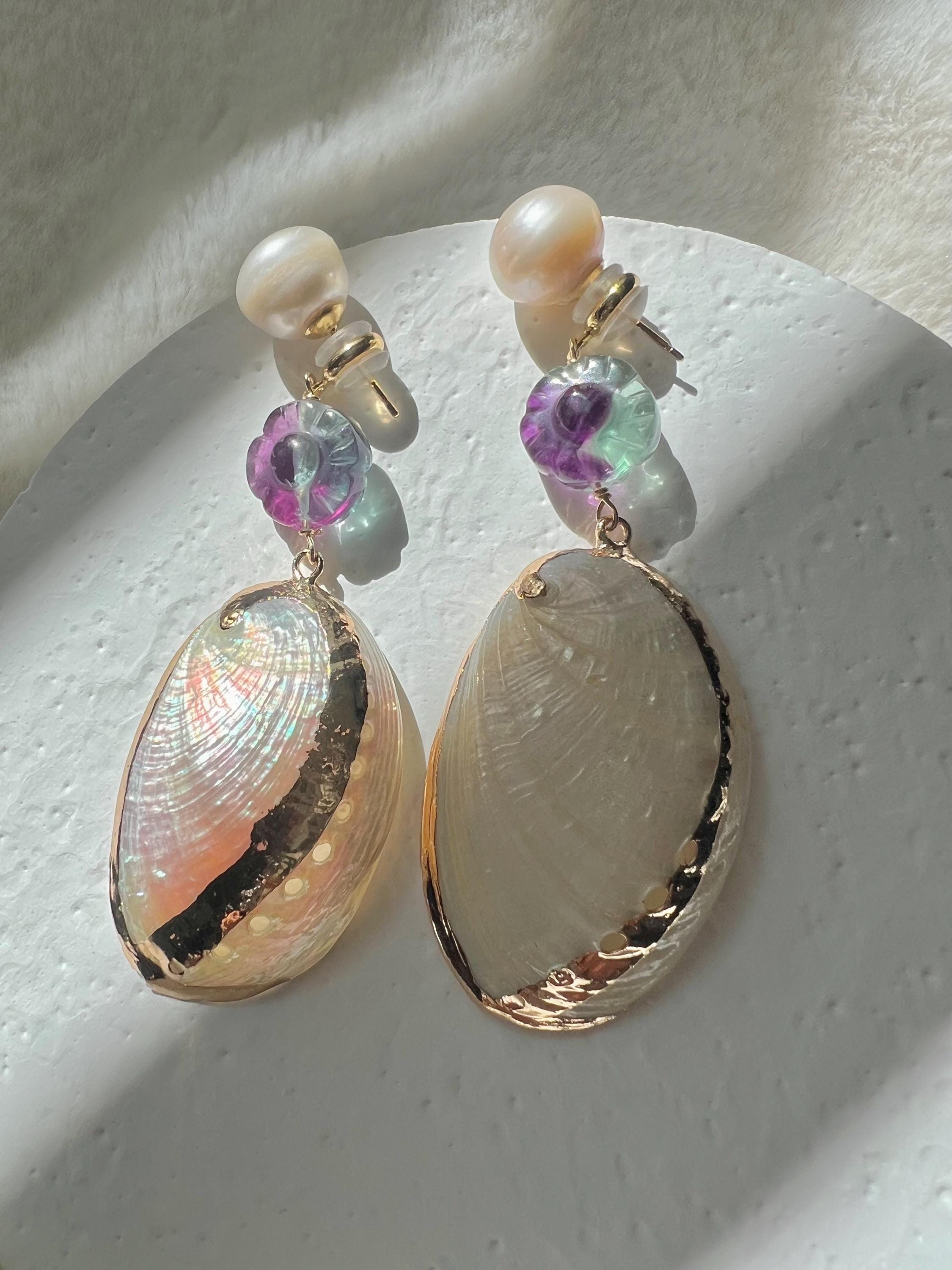 Art Deco freshwater pearl and shell and fluorite earrings. Elegant earrings. Chic long dangling earring. Vintage no pain earrings.