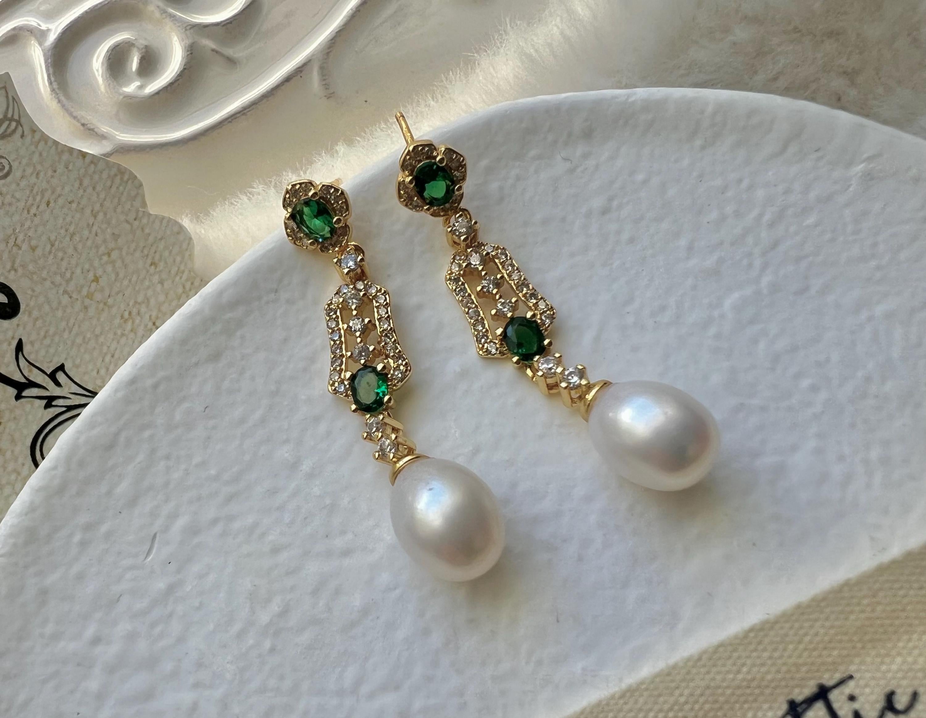 Elegant art deco freshwater pearl dangle earring. Filigree antique earrings. Emerald earrings. Gift for her.