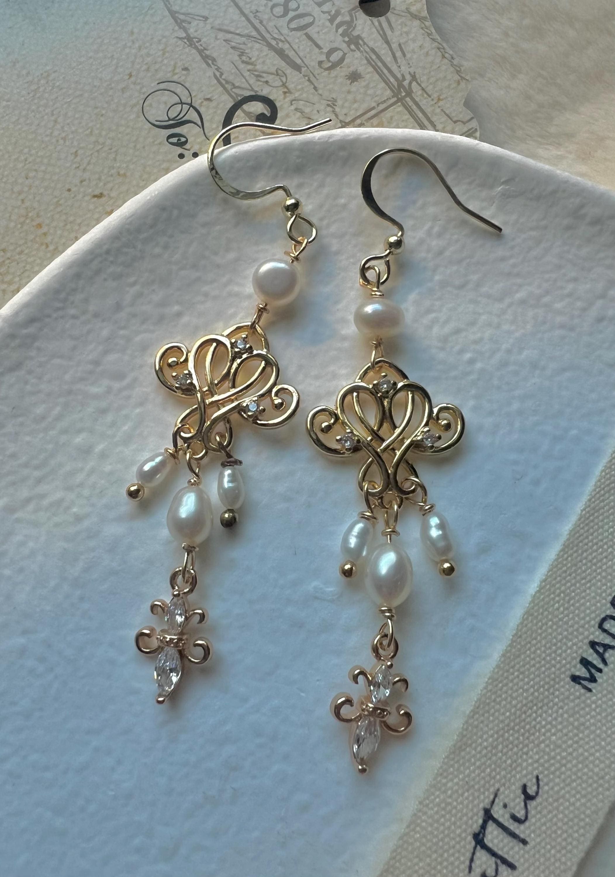 Elegant art deco freshwater pearl dangle earring. Filigree antique earrings. Victoria earrings. Gift for her.