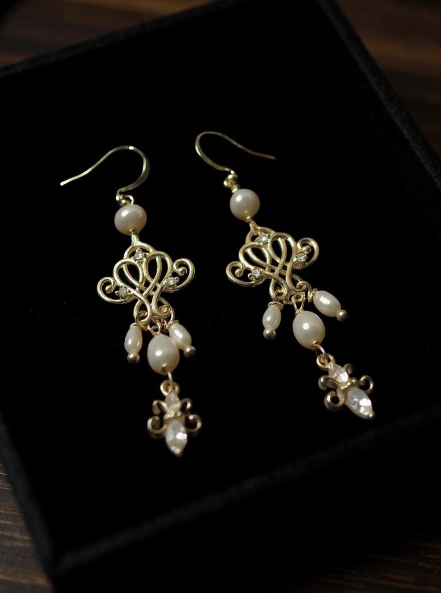 Elegant art deco freshwater pearl dangle earring. Filigree antique earrings. Victoria earrings. Gift for her.