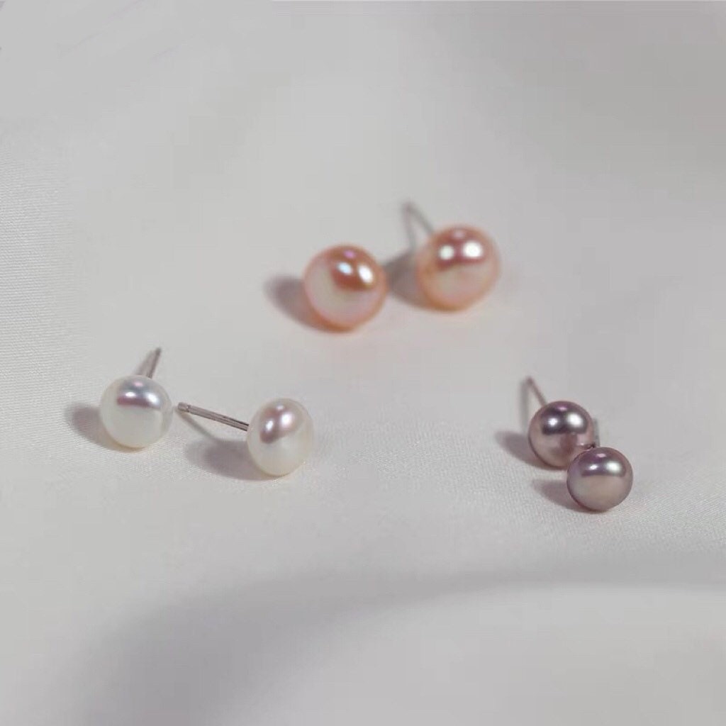 14K gold clip on freshwater pearl earring. No pain earring. Minimalist pearl earring. Pearl climber earrings. No piercing earring.
