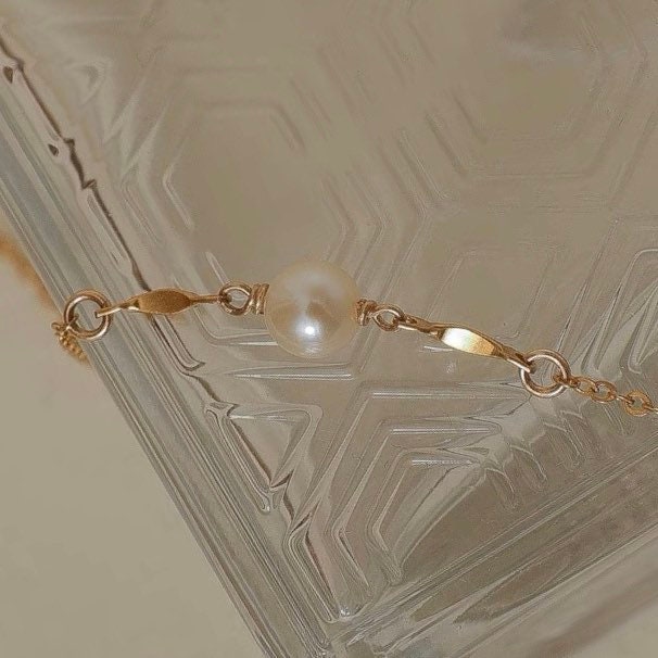 Freshwater Pearl Dainty 14k gold filled Bracelet. elegant Pearl Bracelet. Minimalist bracelet. Statement bracelet. Gift for her.