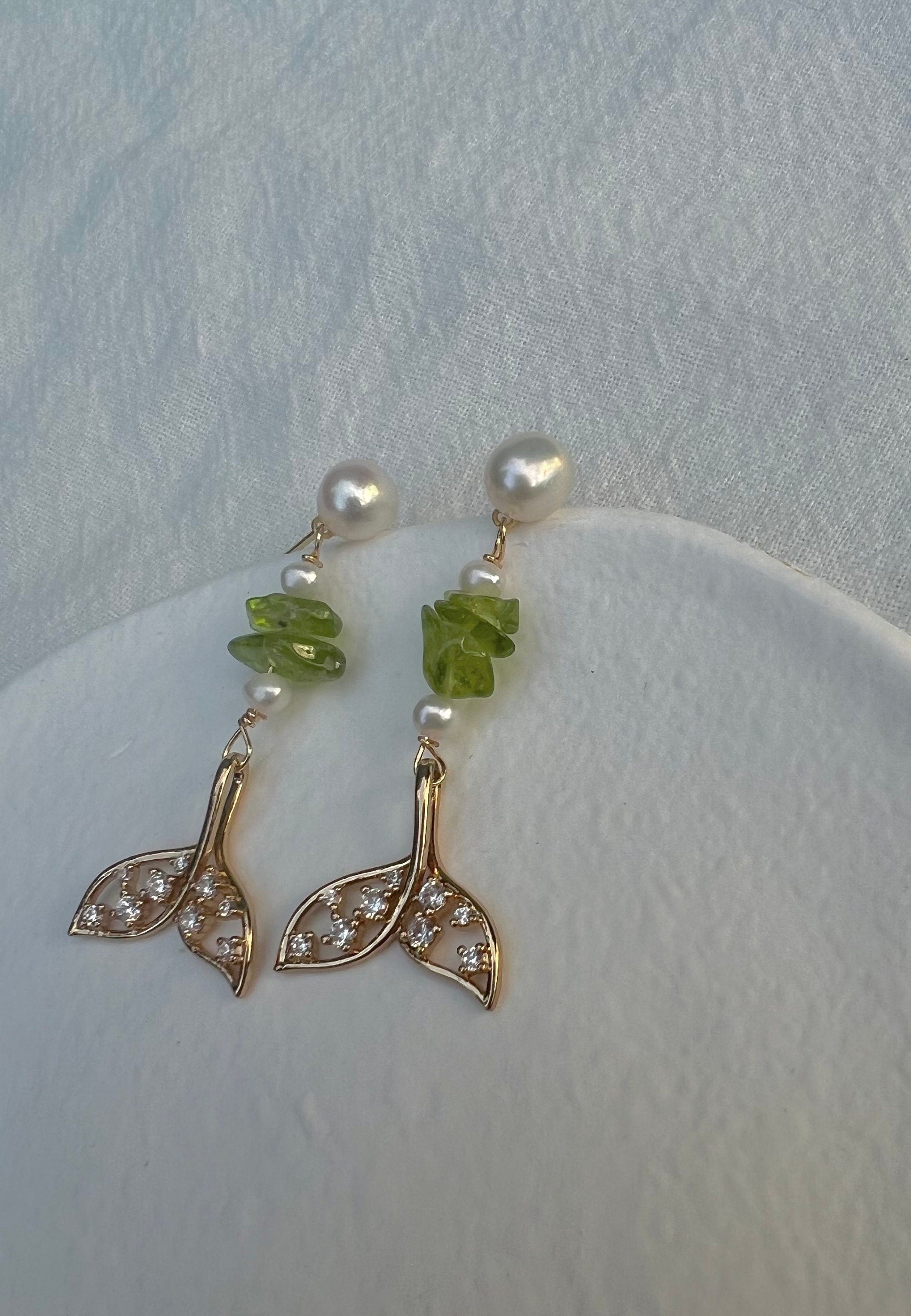 Clip on freshwater pearl gemstone earring. Minimalist dangle earrings. Mermaid tail pearls earrings. Bridal earrings. Bridesmaid gift.