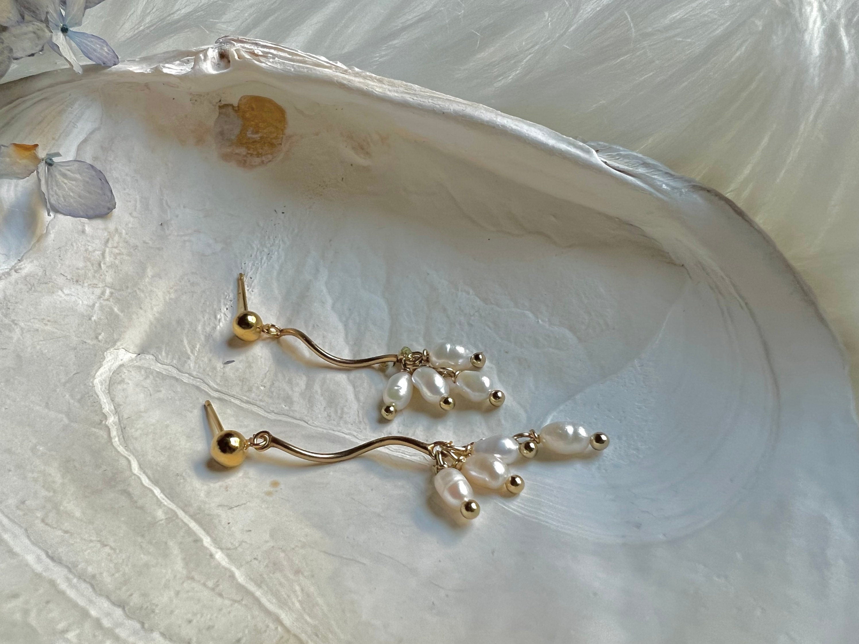 14K gold filled freshwater pearl wavered stick earring. Minimalist clip on earrings. Chic earring. No pain Pearl earrings. Bridesmaid gift.