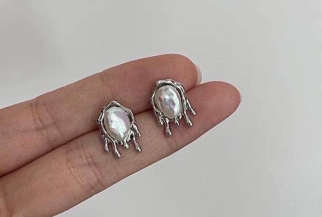 Nugget freshwater t pearl earrings . Minimalist pearl earrings. Ear stud earrings. Boho earrings. Gift for her.