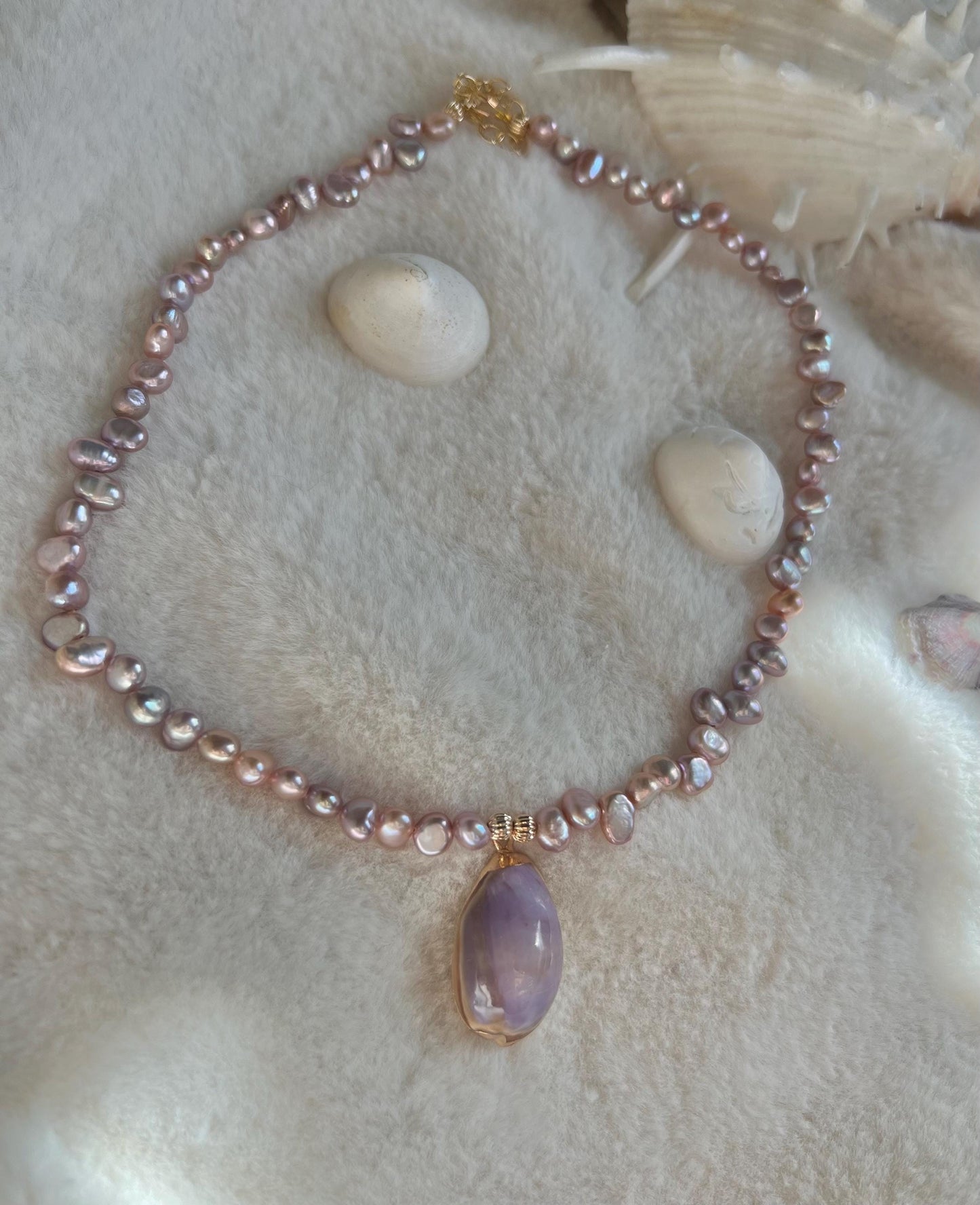 Freshwater baroque pearl necklace. Purple pearl beaded necklace. Chunky beach necklace. Pearl shell choker. Summer necklace