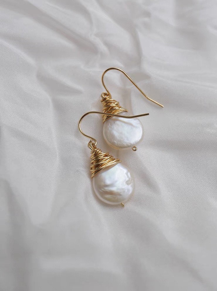 Freshwater baroque pearl wire wrapped earrings. Minimalist pearl earrings. Teardrop pearl earrings. Bridal earrings. Bridesmaid gift