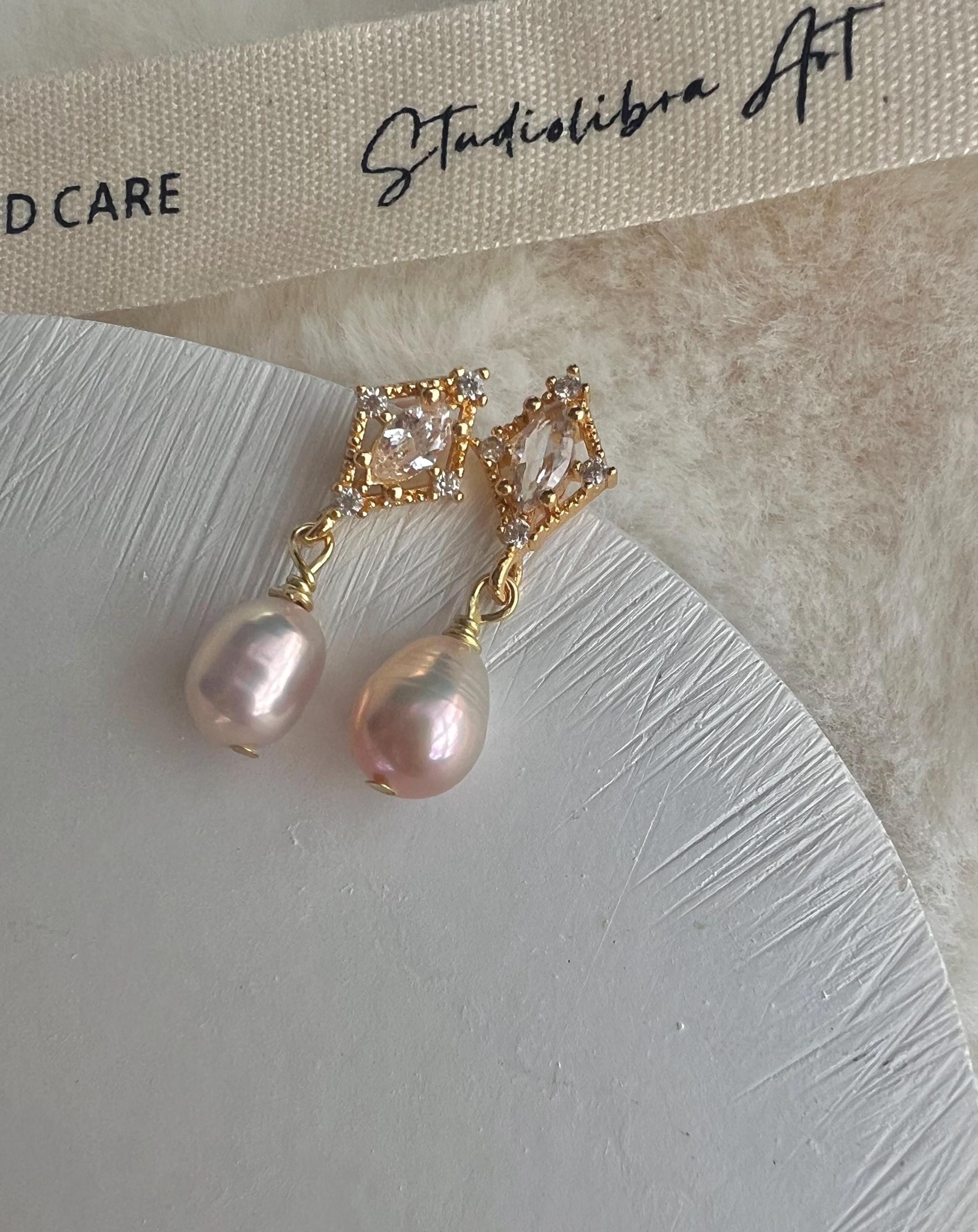 Art deco crystals dangle freshwater pearl earring. Minimalist clip on earrings. Bridal earrings. Bridesmaid gift. Vintage earrings