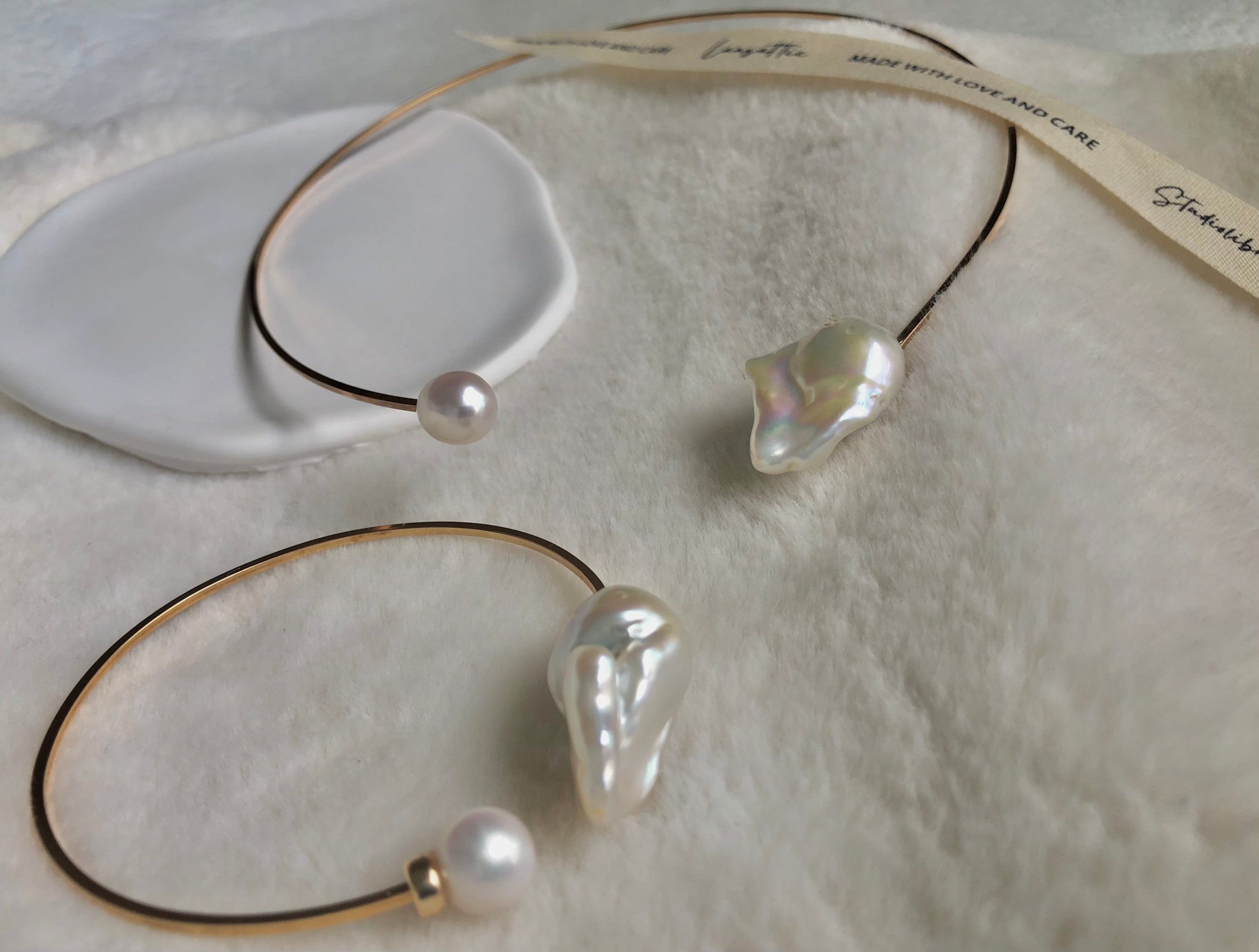 14K gold filled Freshwater baroque & Round pearl bangle. Minimalist choker. Bridal pearl bracelet. Bridal pearl bangle. Wire cuff choker.