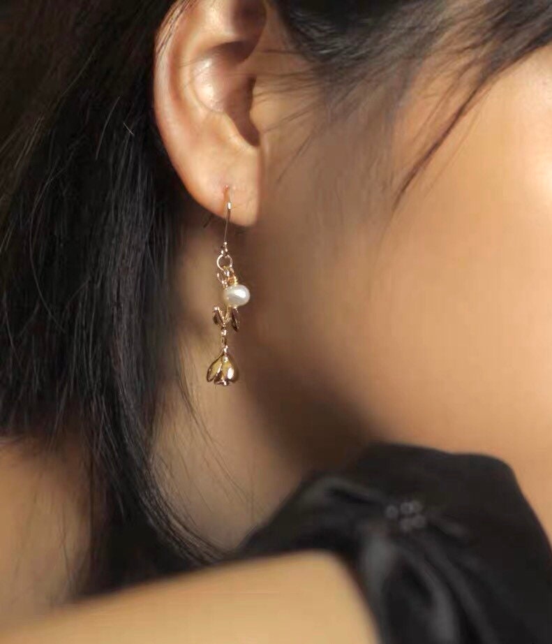 Genuine freshwater pearl dangle rose earrings. Elegant Pearl earrings. Minimalist pearl earrings. Bridal earrings. Bridesmaid gift.