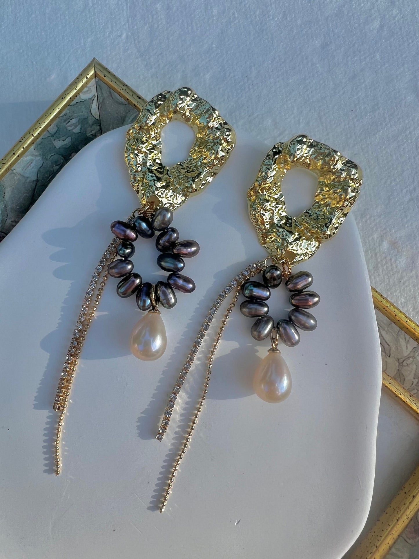 Multicolored freshwater pearl dangle earrings. Art Deco earring. Boho wedding earrings. June birthstone. Chic pearl earrings.