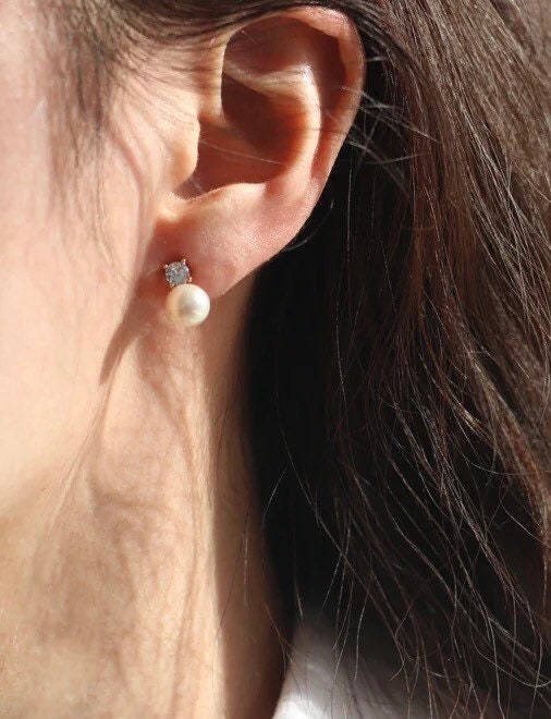 Clip on freshwater pearl earring. Minimalist clip on earrings. Elegant pearl earrings. Bridal earrings Bridesmaid gift.