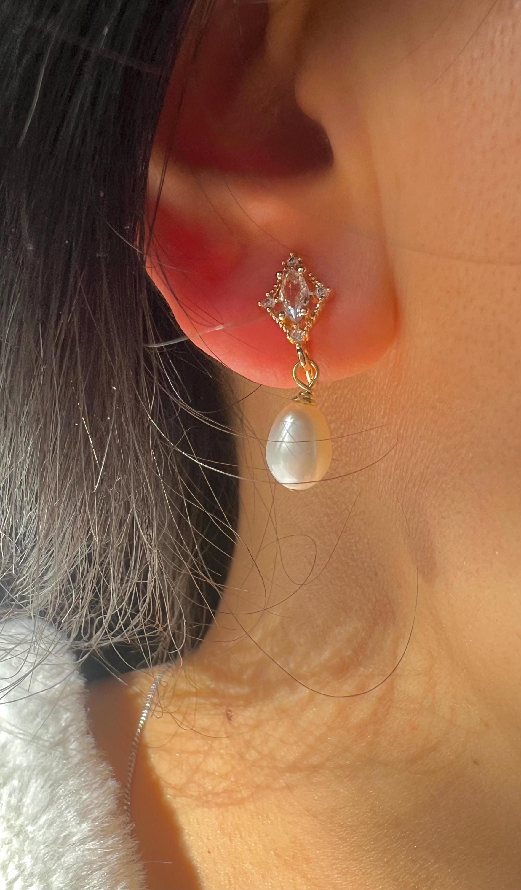 Art deco crystals dangle freshwater pearl earring. Minimalist clip on earrings. Bridal earrings. Bridesmaid gift. Vintage earrings