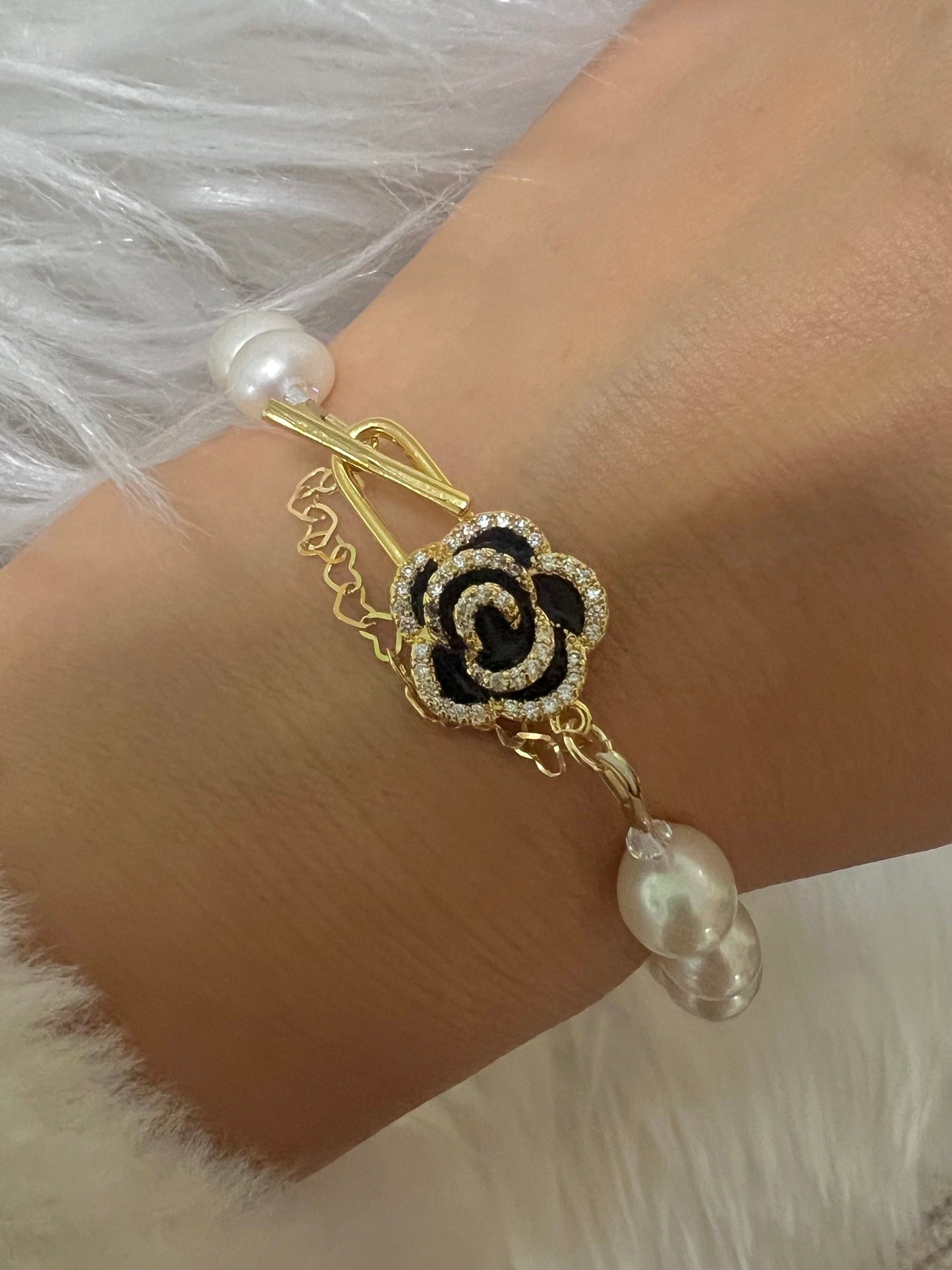 Freshwater pearl rose clasp bracelet. Boho pearl bracelet. June birthstone. High luster pearl bracelet. Minimalist bracelet.