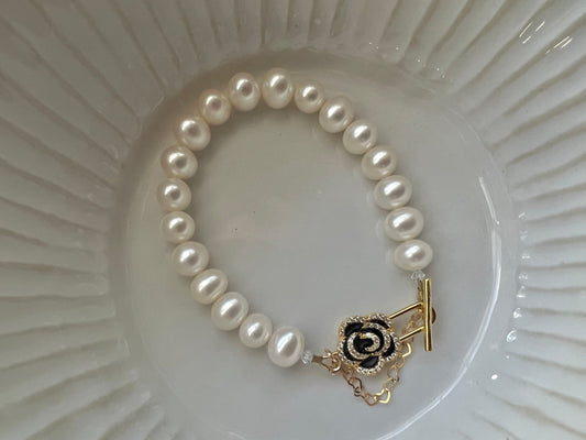 Freshwater pearl rose clasp bracelet. Boho pearl bracelet. June birthstone. High luster pearl bracelet. Minimalist bracelet.