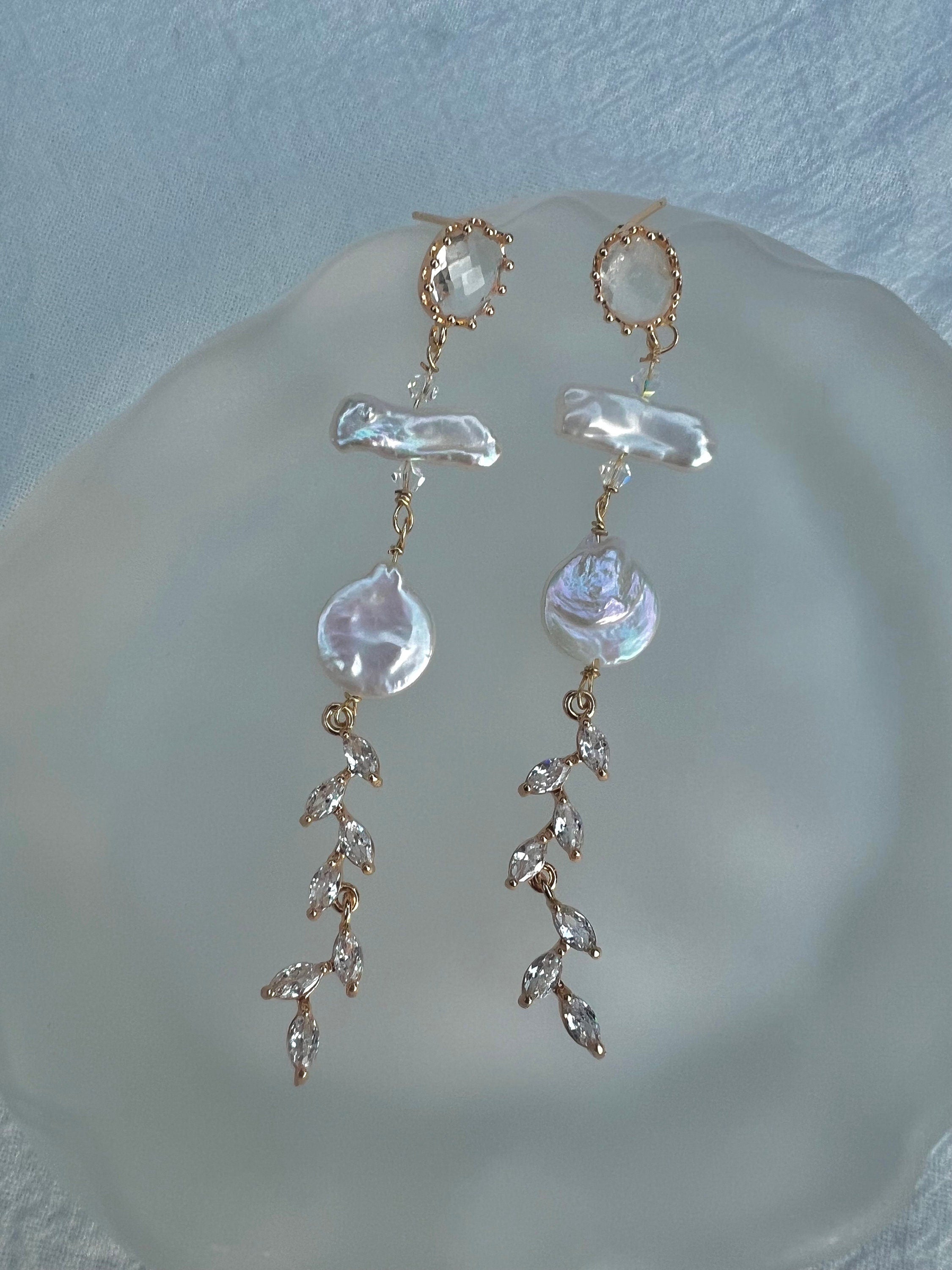 Victoria style elegant freshwater pearl dainty earring. delicate crystal earring. France style boho wedding earrings. Swarovski earring