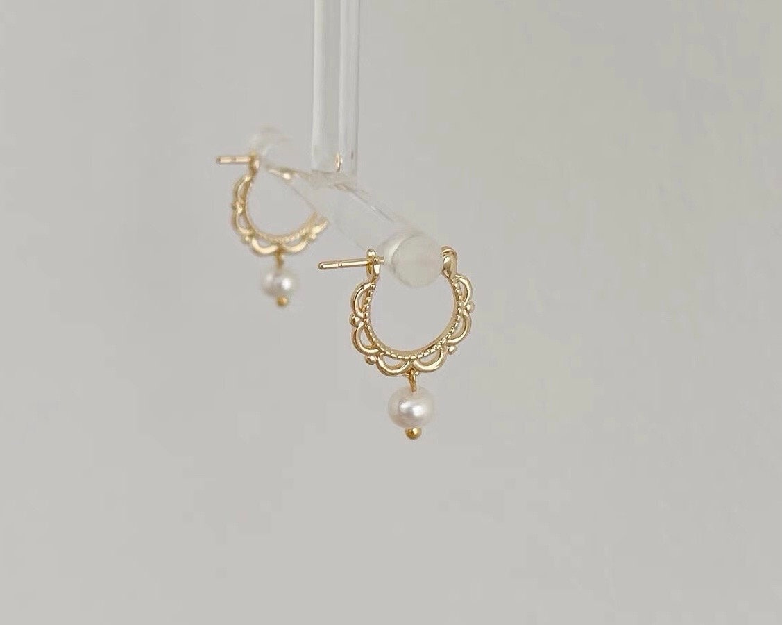 925 sterling sliver vintage freshwater pearl Hoop earring. Minimalist earrings. Elegant pearl huggie. Bridal earrings. Bridesmaid gift.