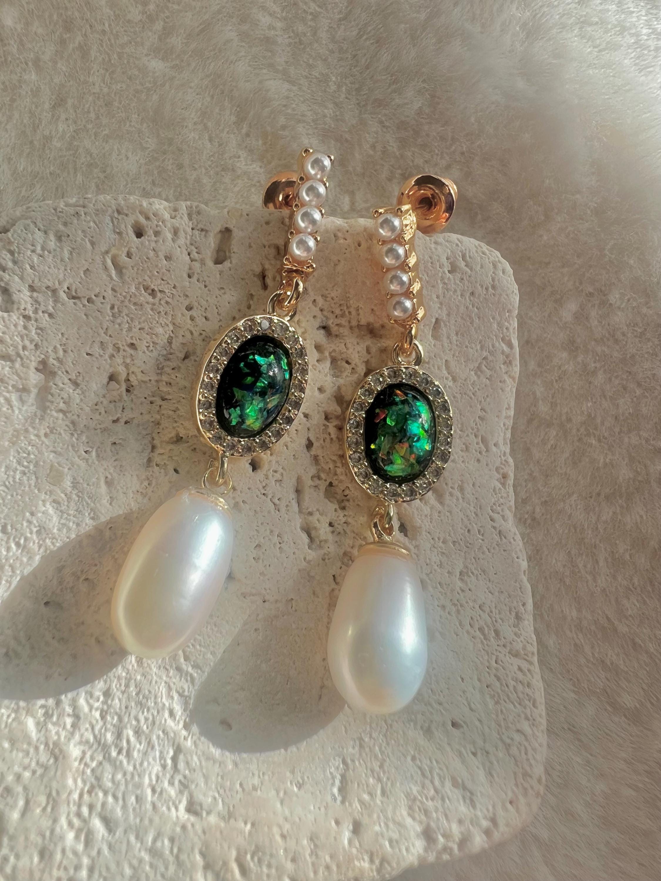 Clip on freshwater pearl natural gemstone earring. Minimalist dangle earrings. No pain Pearl earrings. Bridal earrings. Bridesmaid gift.