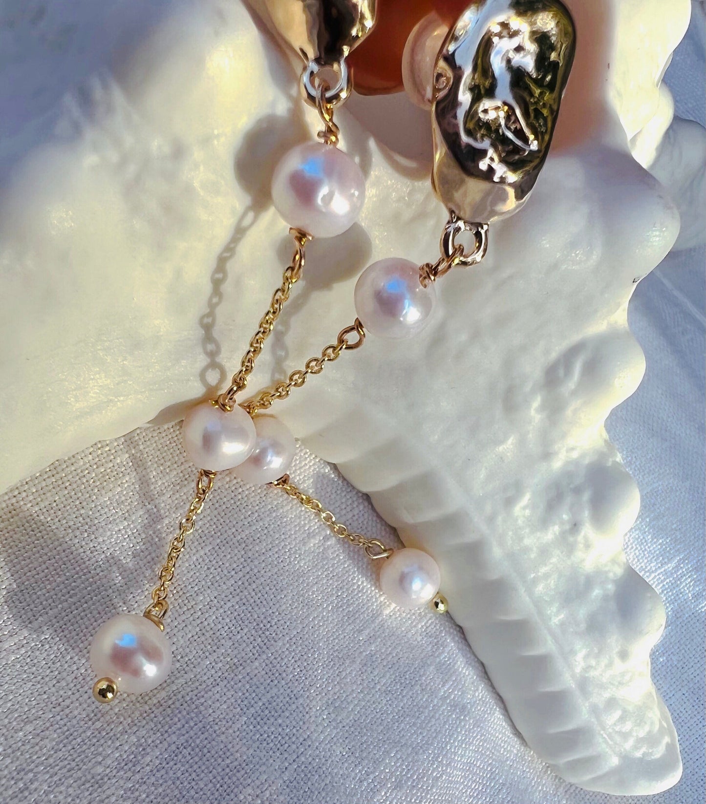 Chic freshwater pearl clip-on dangle earring. Pearl gold chic earring. Comfortable Non pierced ear clip. Bridal earring. Gift for her