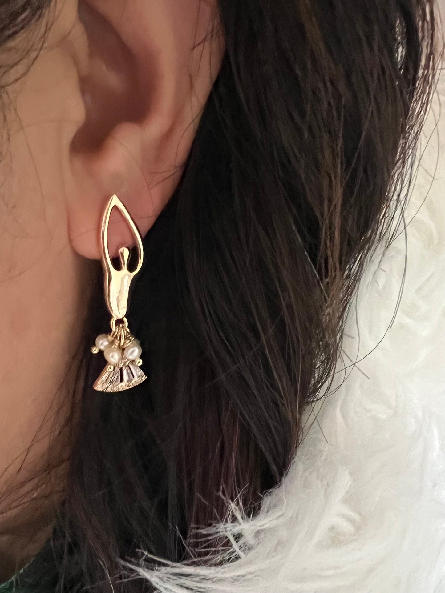 Gold twinkle fan genuine pearl ballerina earrings. Dainty pearl earrings. Vintage style earrings. Bridal boho wedding ballet earrings.