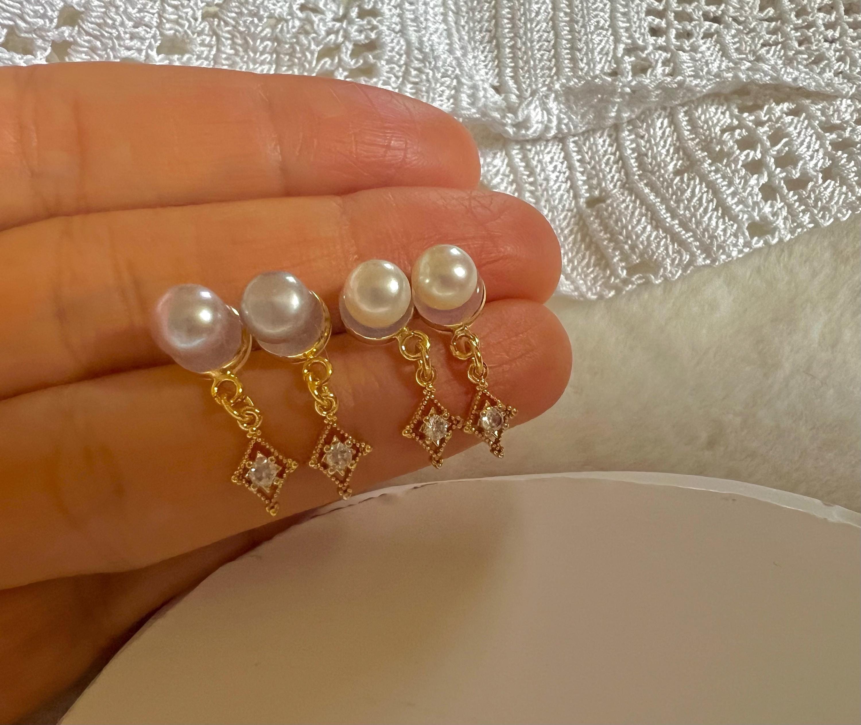 Chic freshwater pearl two ways earring. Minimalist clip on earrings. Elegant pearl earrings. Bridal earrings. Bridesmaid gift.