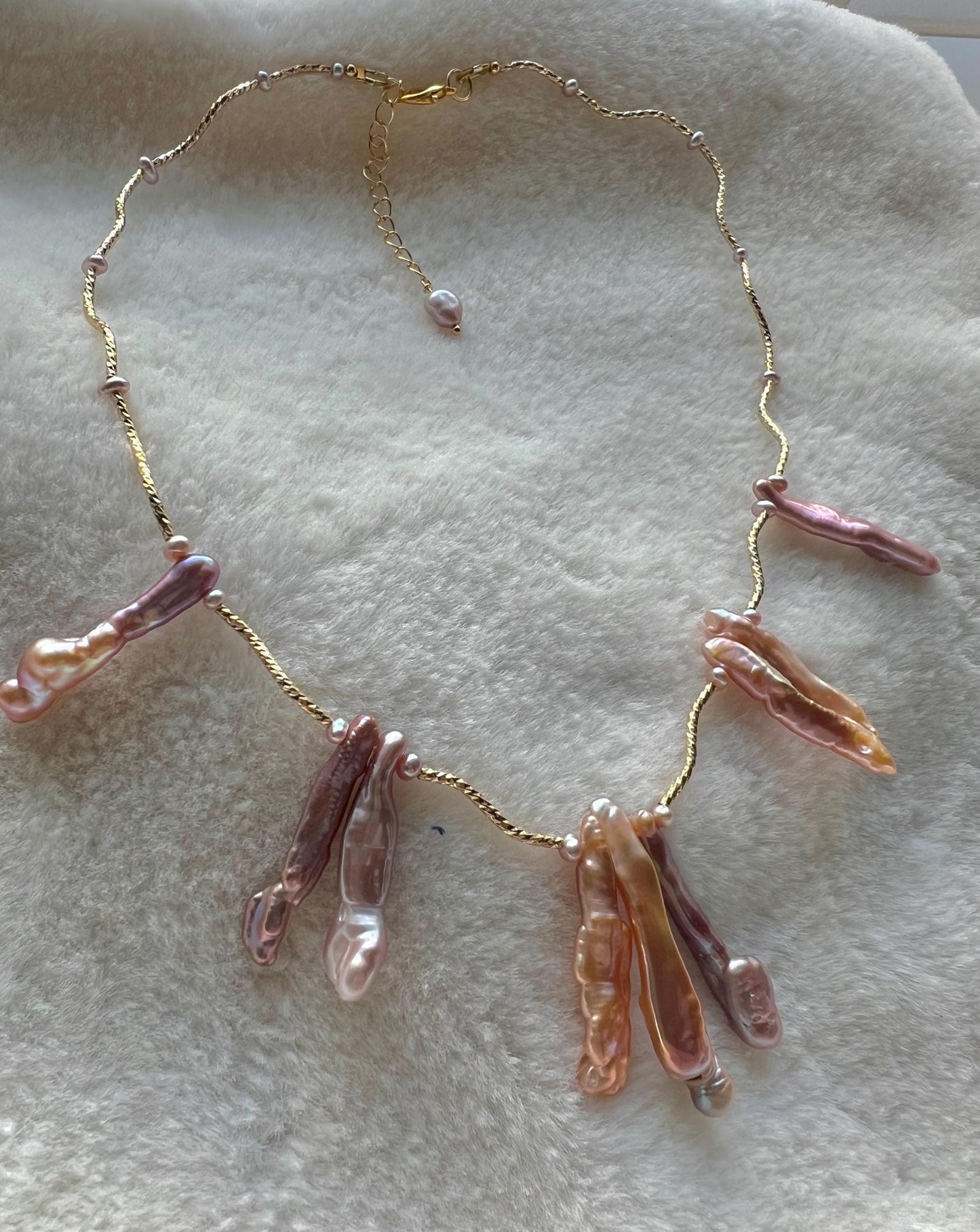 18K gold baroque freshwater purple Biwa pearl necklace. Feminine necklace. Designed waves necklace. Adorable necklace.