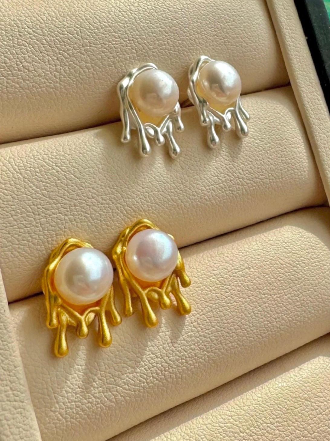 Nugget freshwater t pearl earrings . Minimalist pearl earrings. Ear stud earrings. Boho earrings. Gift for her.