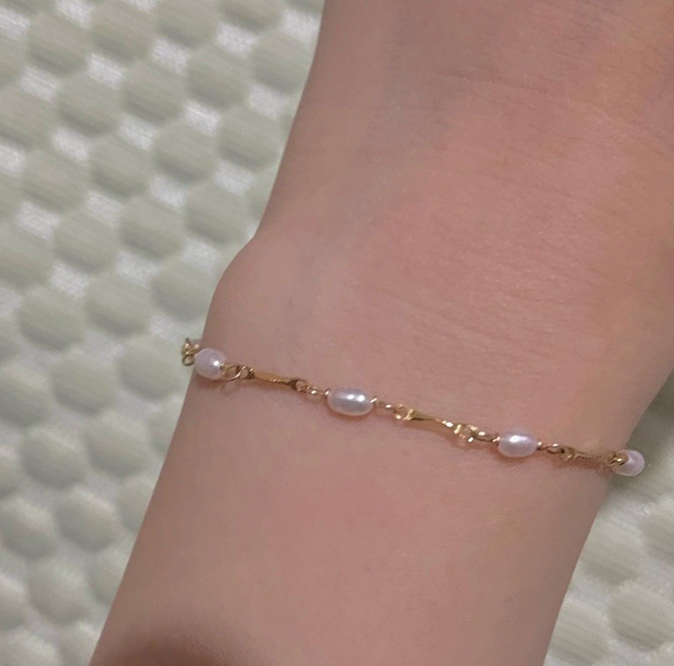 14K gold filled Freshwater Pearl Dainty Bracelet. elegant Pearl Bracelet. Minimalist bracelet. Statement bracelet. Gift for her.