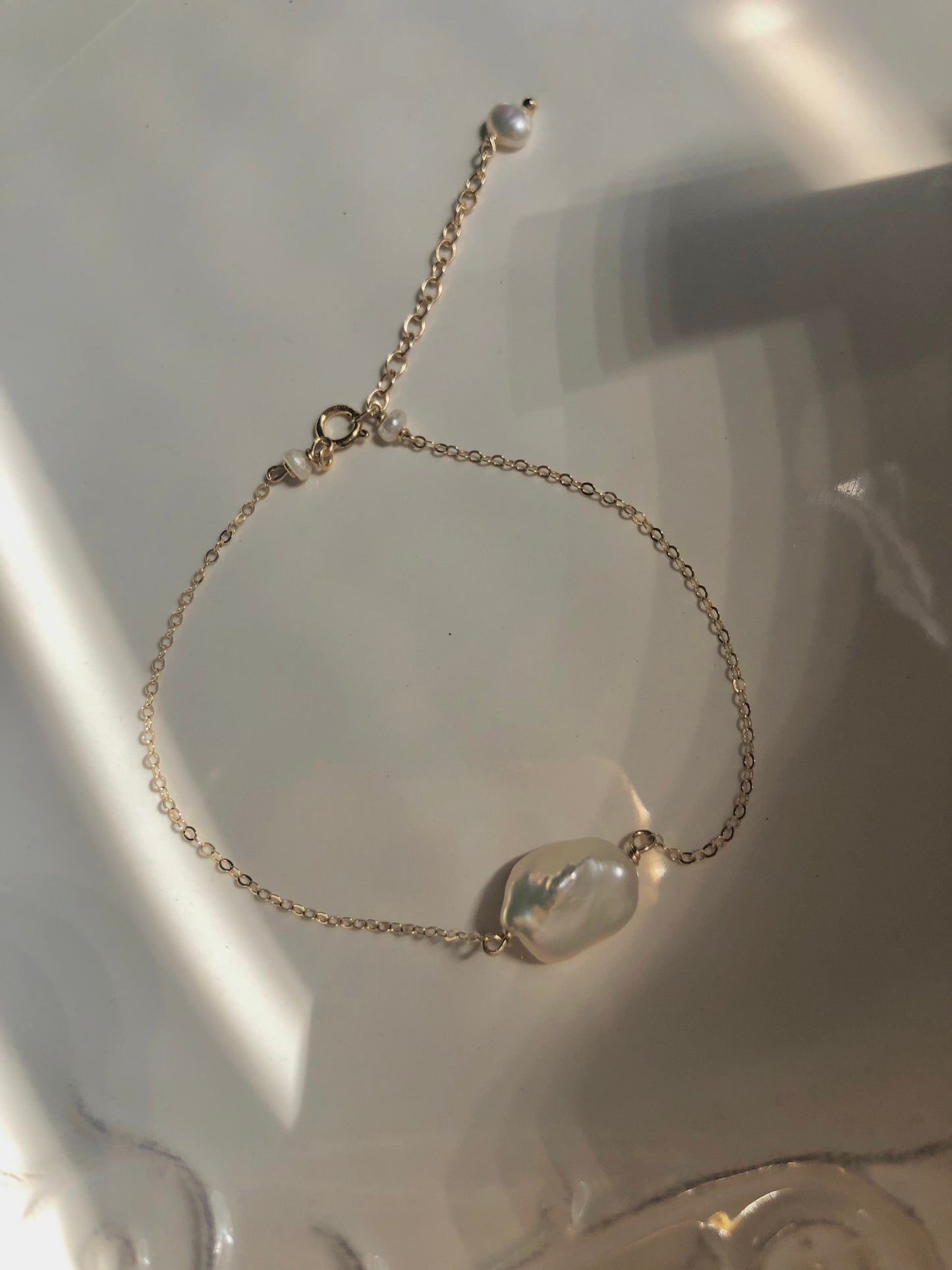 14K Gold filled simple genuine pearl adjustable chain necklace. Minimalist chock. Stacking necklace. Elegant necklace . Wedding necklace