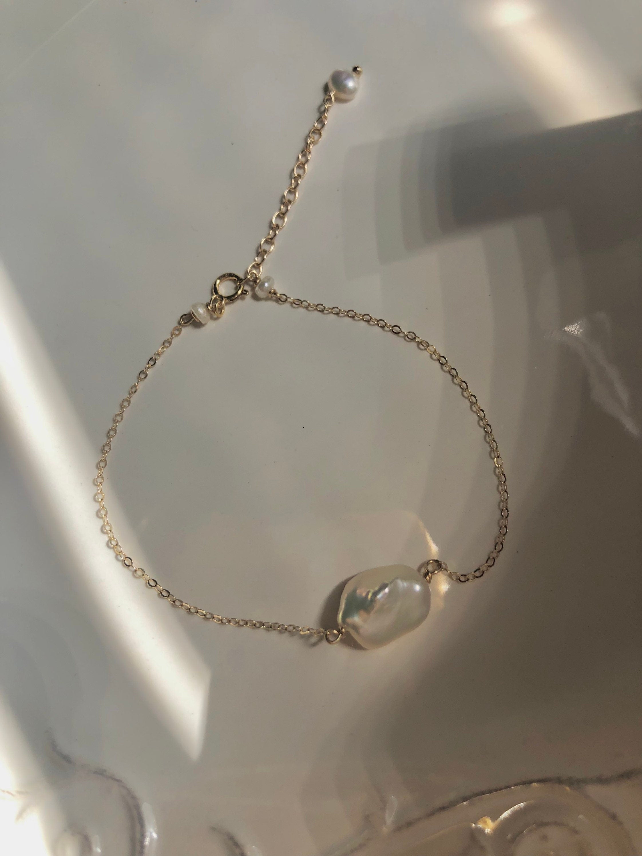 14K Gold filled simple genuine pearl adjustable chain necklace. Minimalist chock. Stacking necklace. Elegant necklace . Wedding necklace