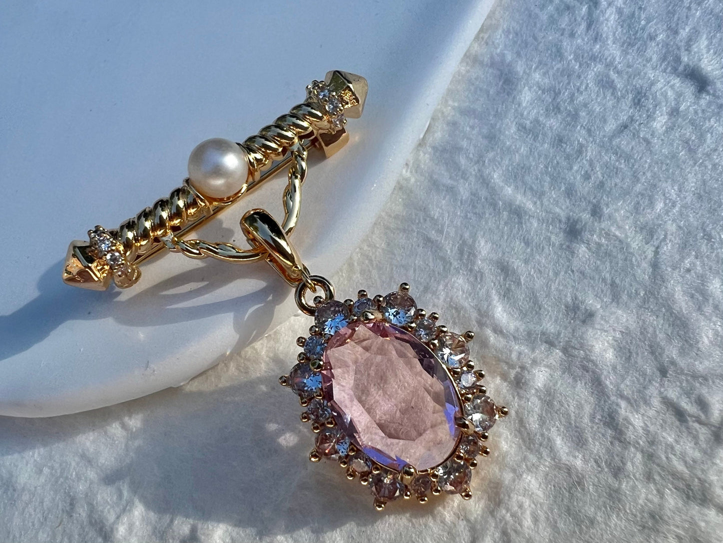 Freshwater pearl Safety pin charm brooch. Pendant crystal emerald pin brooch. 18K gold lapel pin. Vintage opulent pin