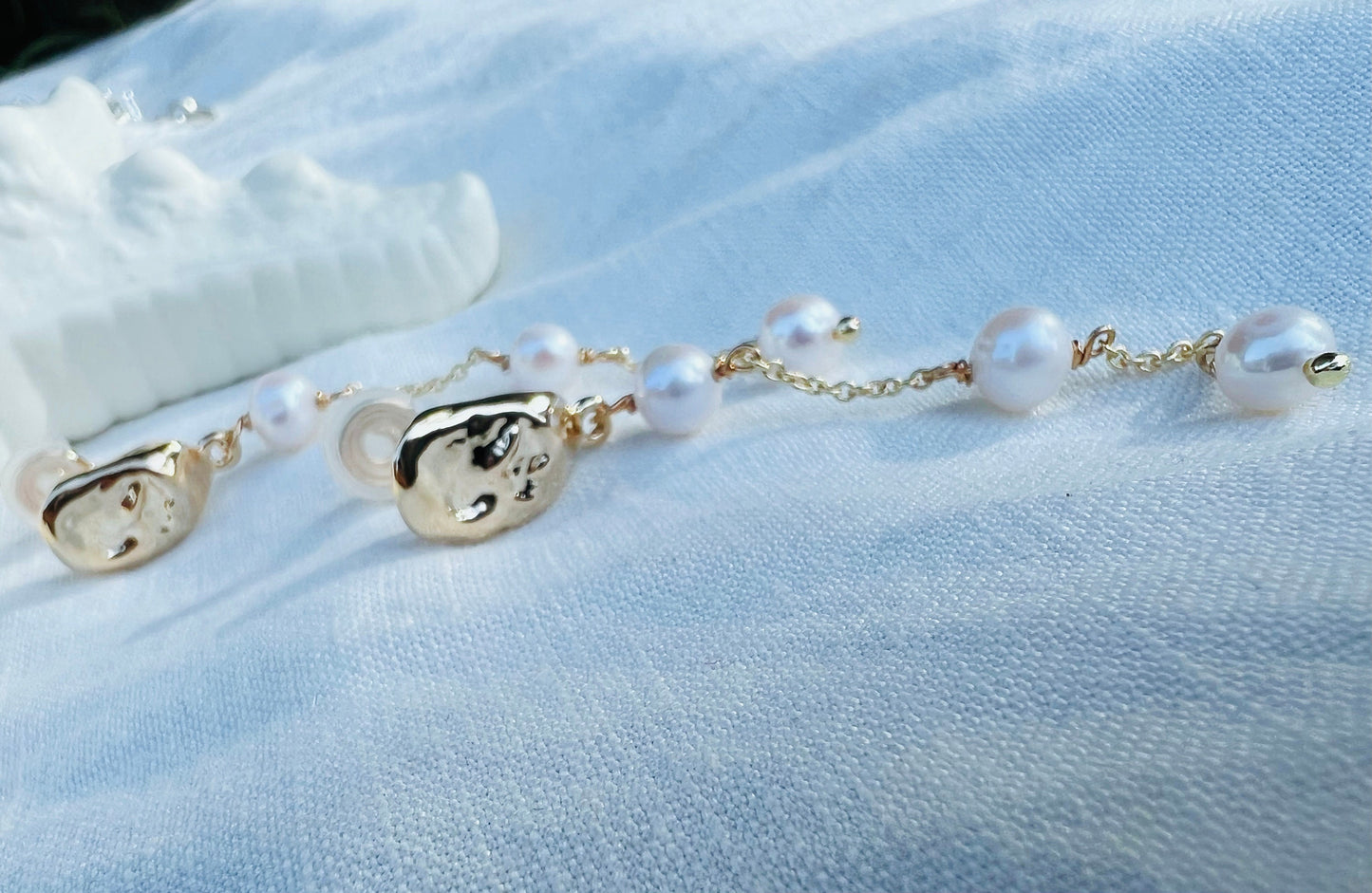 Chic freshwater pearl clip-on dangle earring. Pearl gold chic earring. Comfortable Non pierced ear clip. Bridal earring. Gift for her