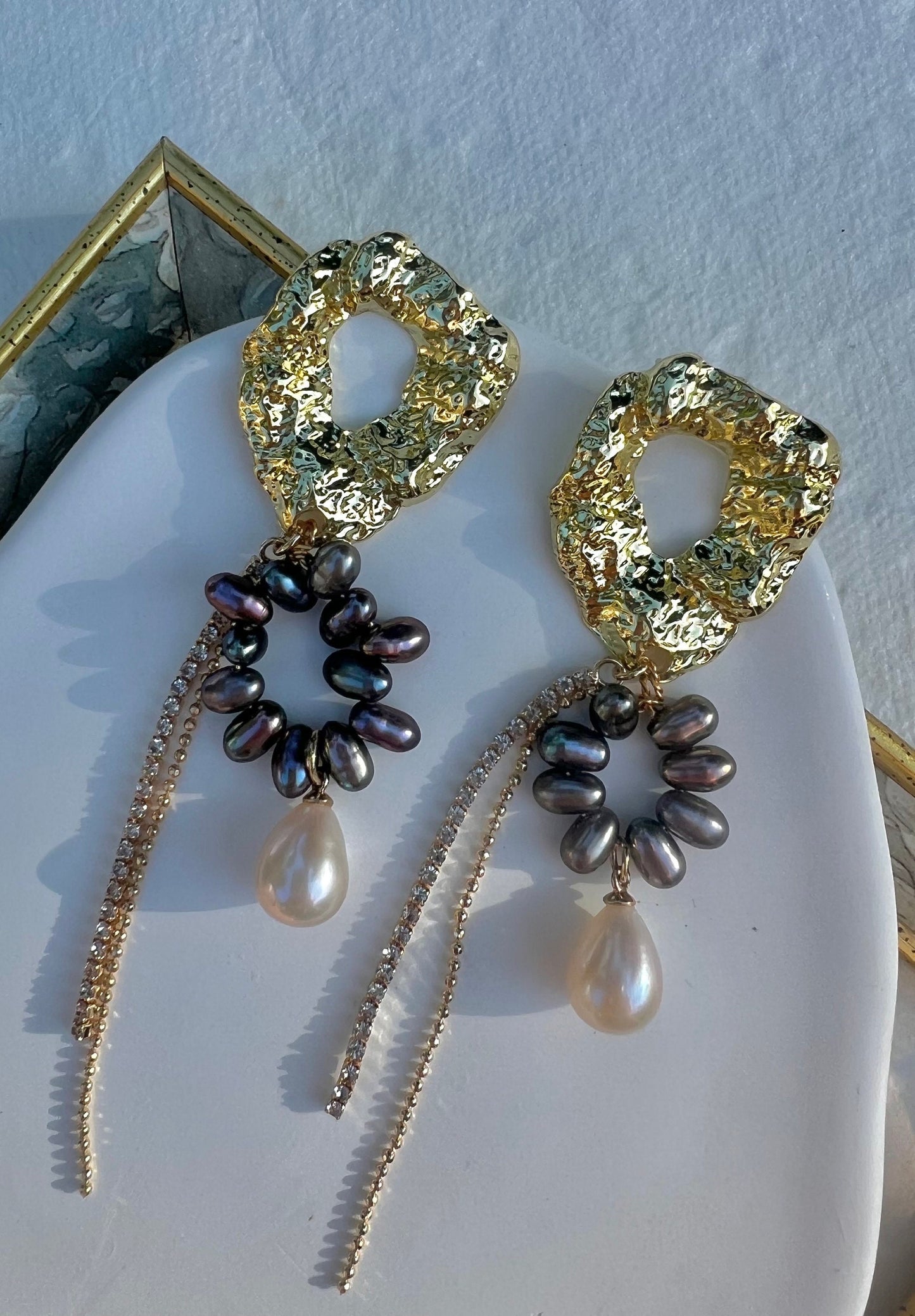 Multicolored freshwater pearl dangle earrings. Art Deco earring. Boho wedding earrings. June birthstone. Chic pearl earrings.