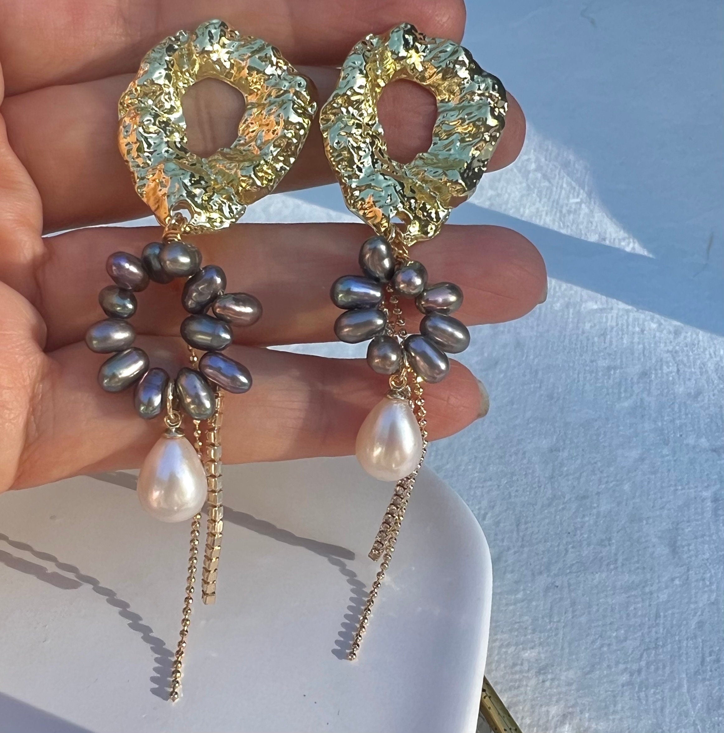 Multicolored freshwater pearl dangle earrings. Art Deco earring. Boho wedding earrings. June birthstone. Chic pearl earrings.
