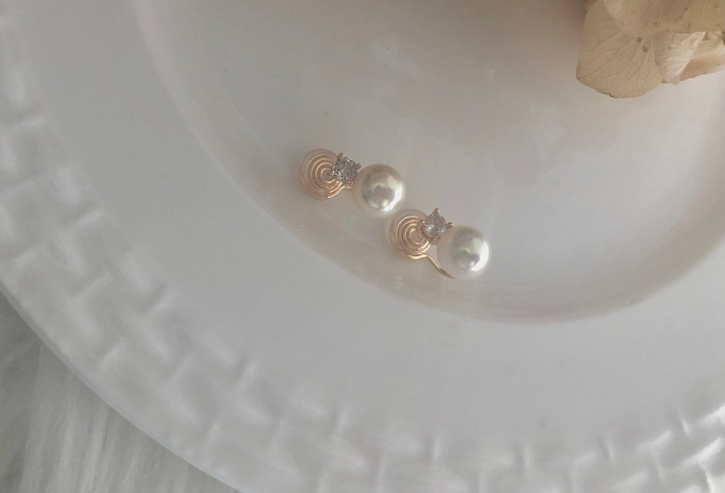 Clip on freshwater pearl earring. Minimalist clip on earrings. Elegant pearl earrings. Bridal earrings Bridesmaid gift.