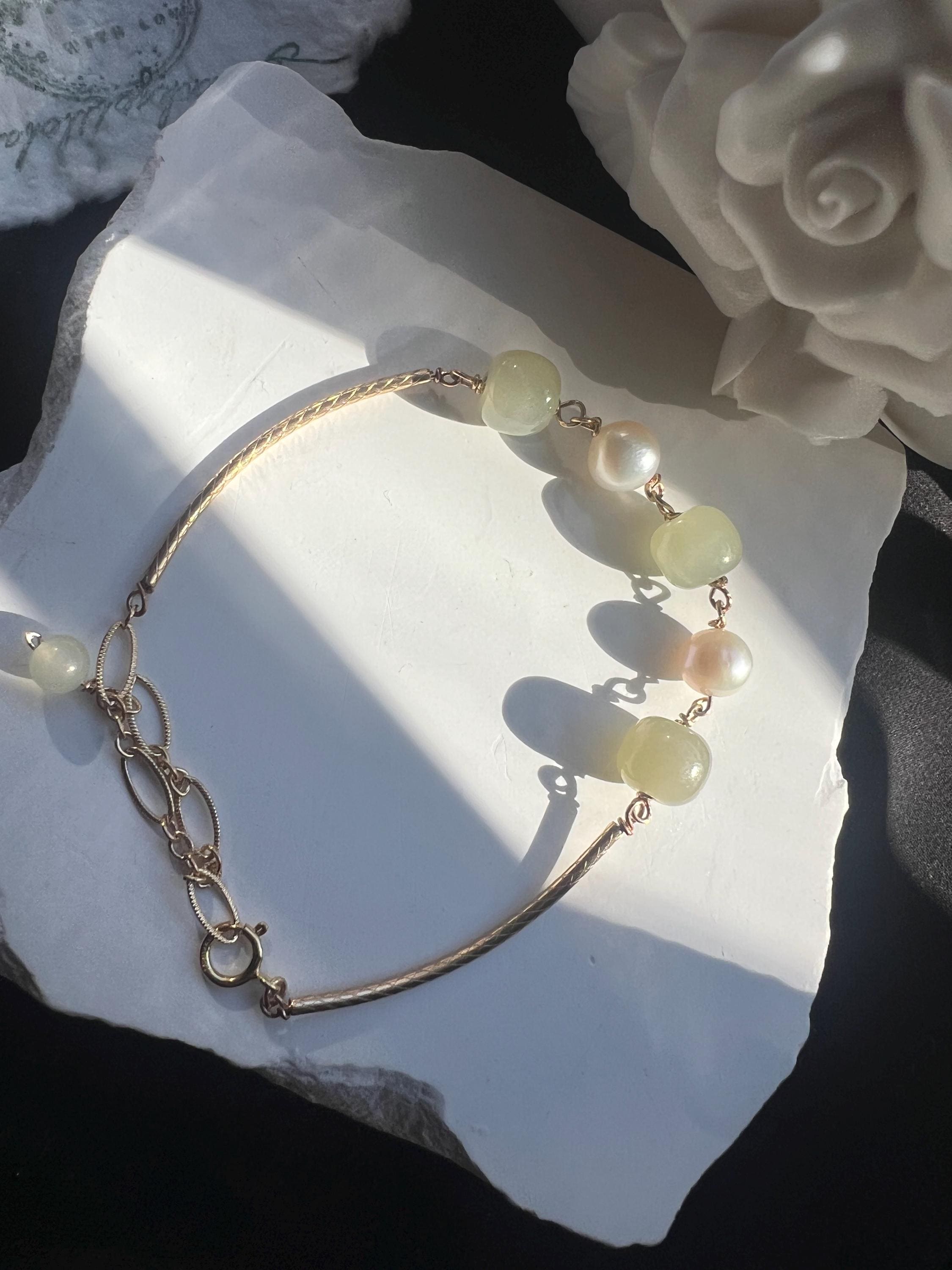 Genuine Jade and Freshwater Pearl Bracelet. 14k Gold Filled Jade Pearl Bar Bracelet. Minimalist Jade and Pearl Jewelry. Elegant jade bridal